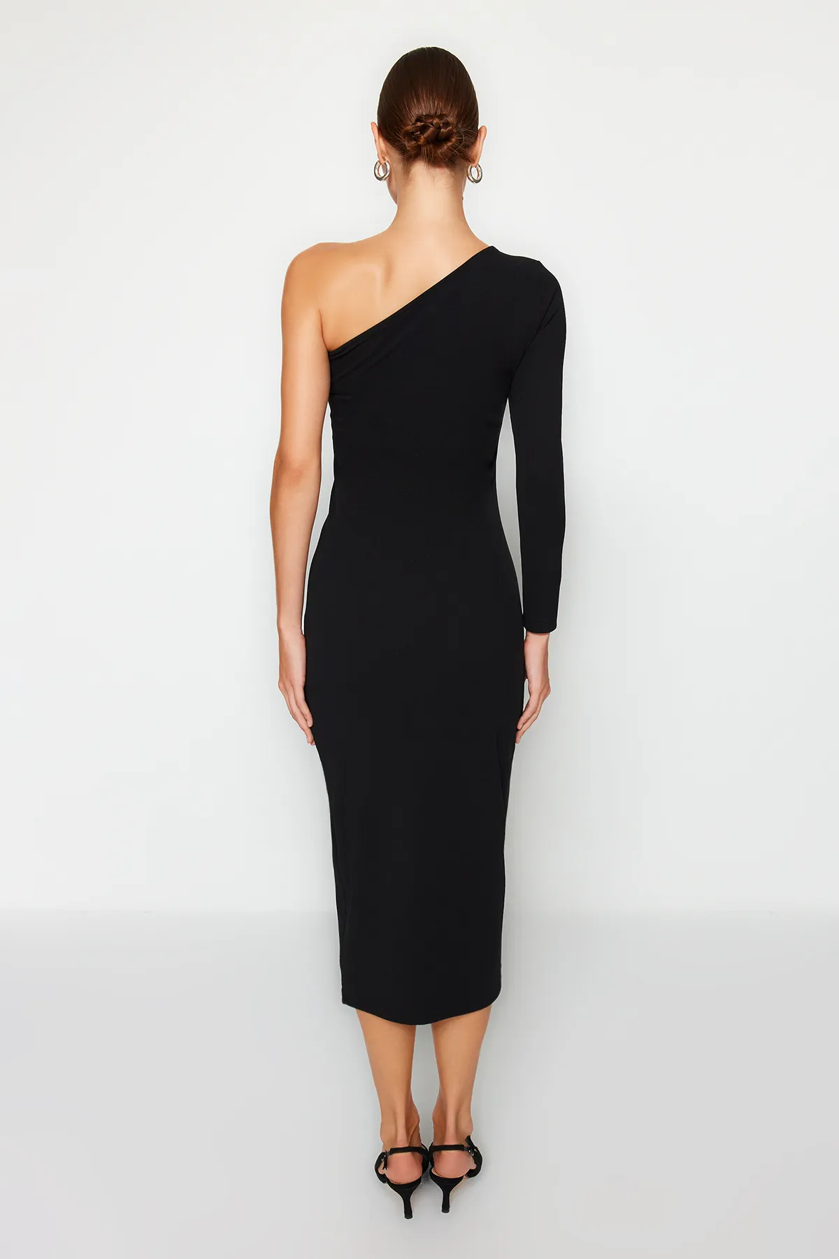 Trendyol Collection  Schwarzes Midi-Strickkleid mit asymmetrischem Ausschnitt, eng anliegendem Schlitz und detailliertem Schnitt TWOAW24EL00623