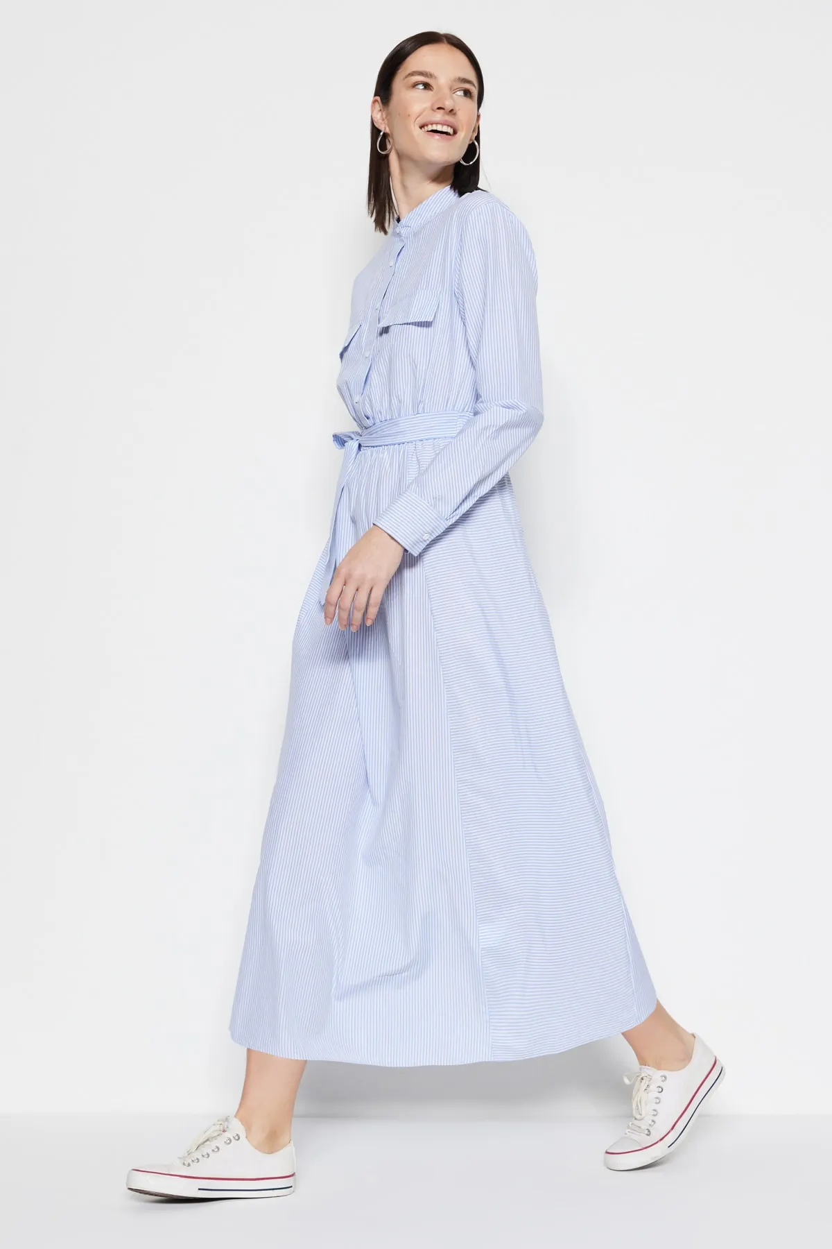 Trendyol Modest  Blaues, gestreiftes, gewebtes Kleid mit Gürtel und Taschendetail TCTSS23EB00065