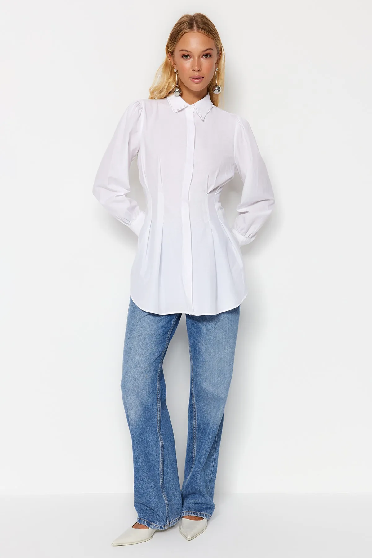 Trendyol Modest  Weißes, tailliertes, gewebtes Hemd mit Perlendetail TCTAW24TG00027