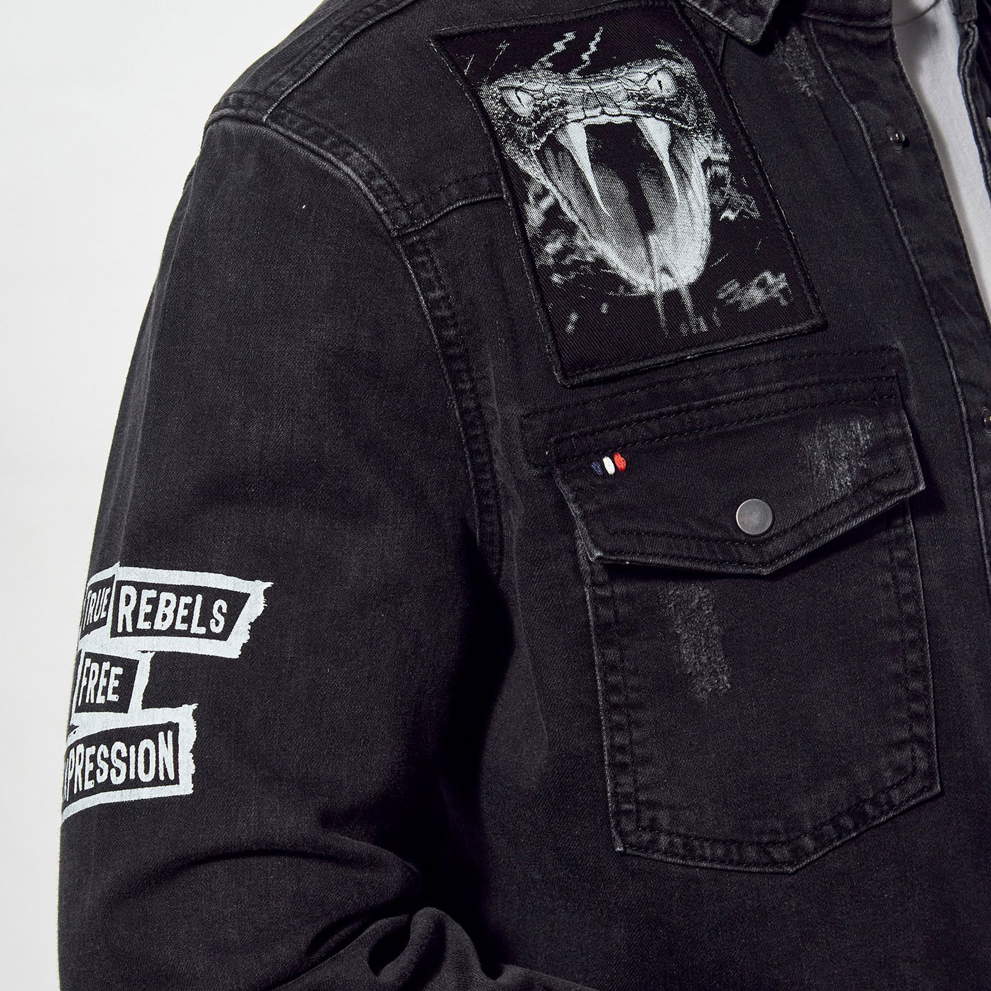 TRADE  Chemise en jean slim noir Homme avec patchs tête de mort