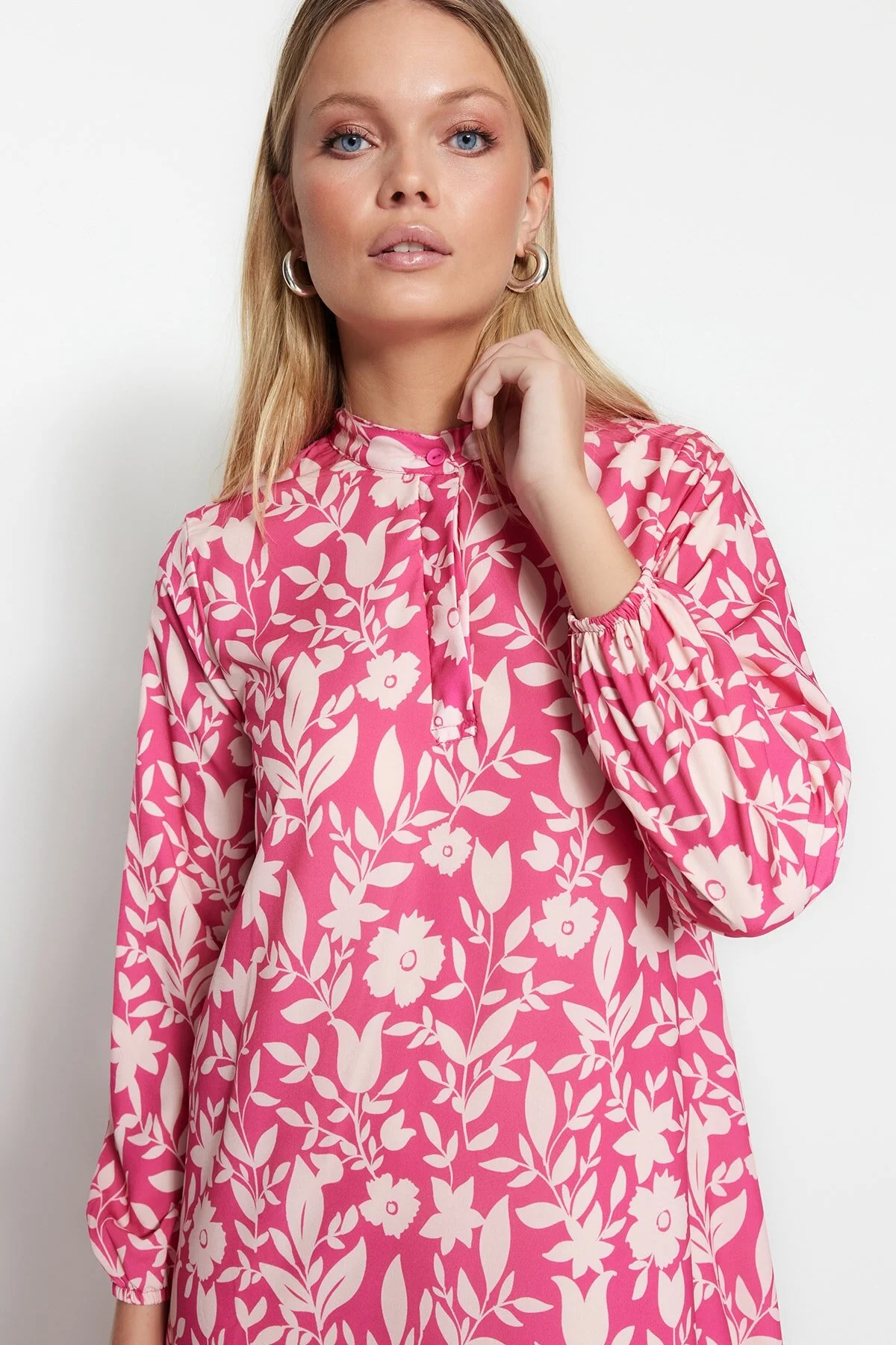 Trendyol Modest  Dunkelrosa gewebtes Kleid mit Blumenmuster, halber Knopfleiste und Rüschenspitze, gefüttert TCTSS21EL3353