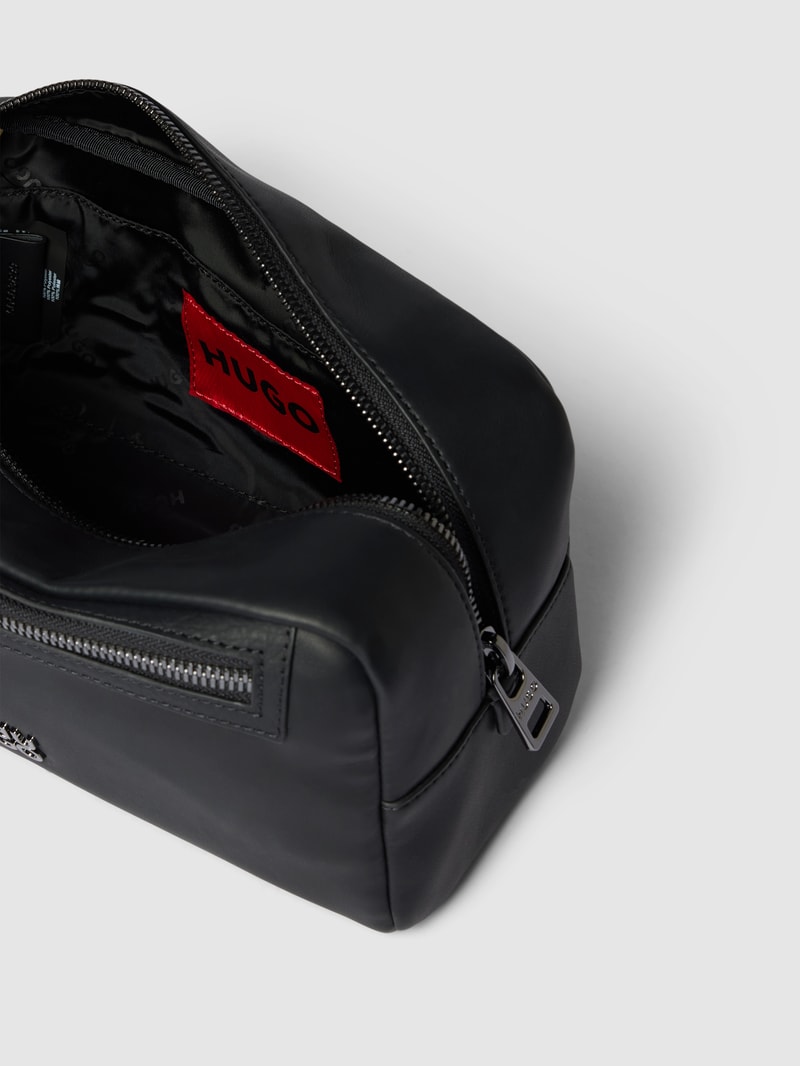 Kulturtasche mit Label-Detail Modell 'Elliott' in schwarz
