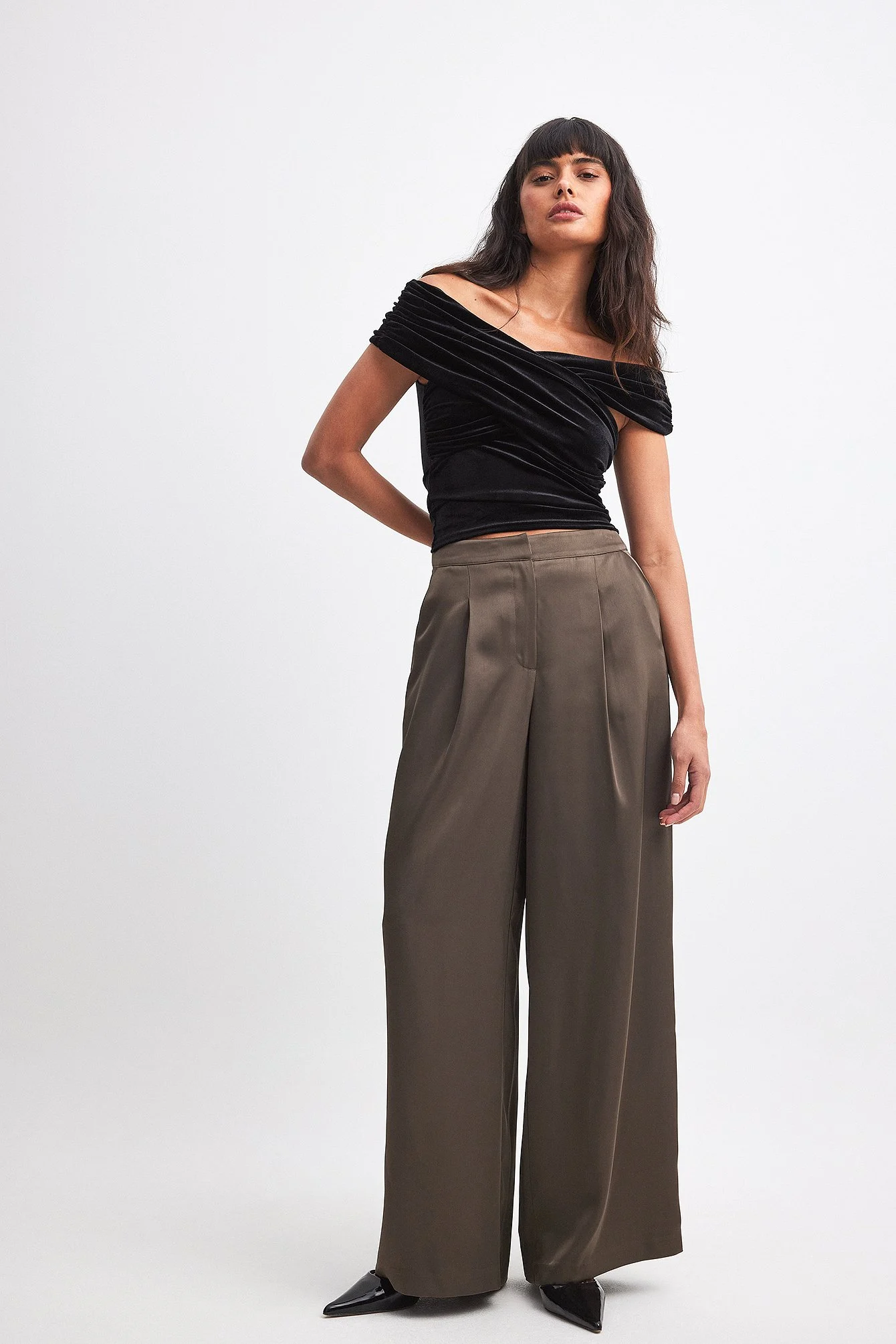 Fließende Satinhose mit hoher Taille