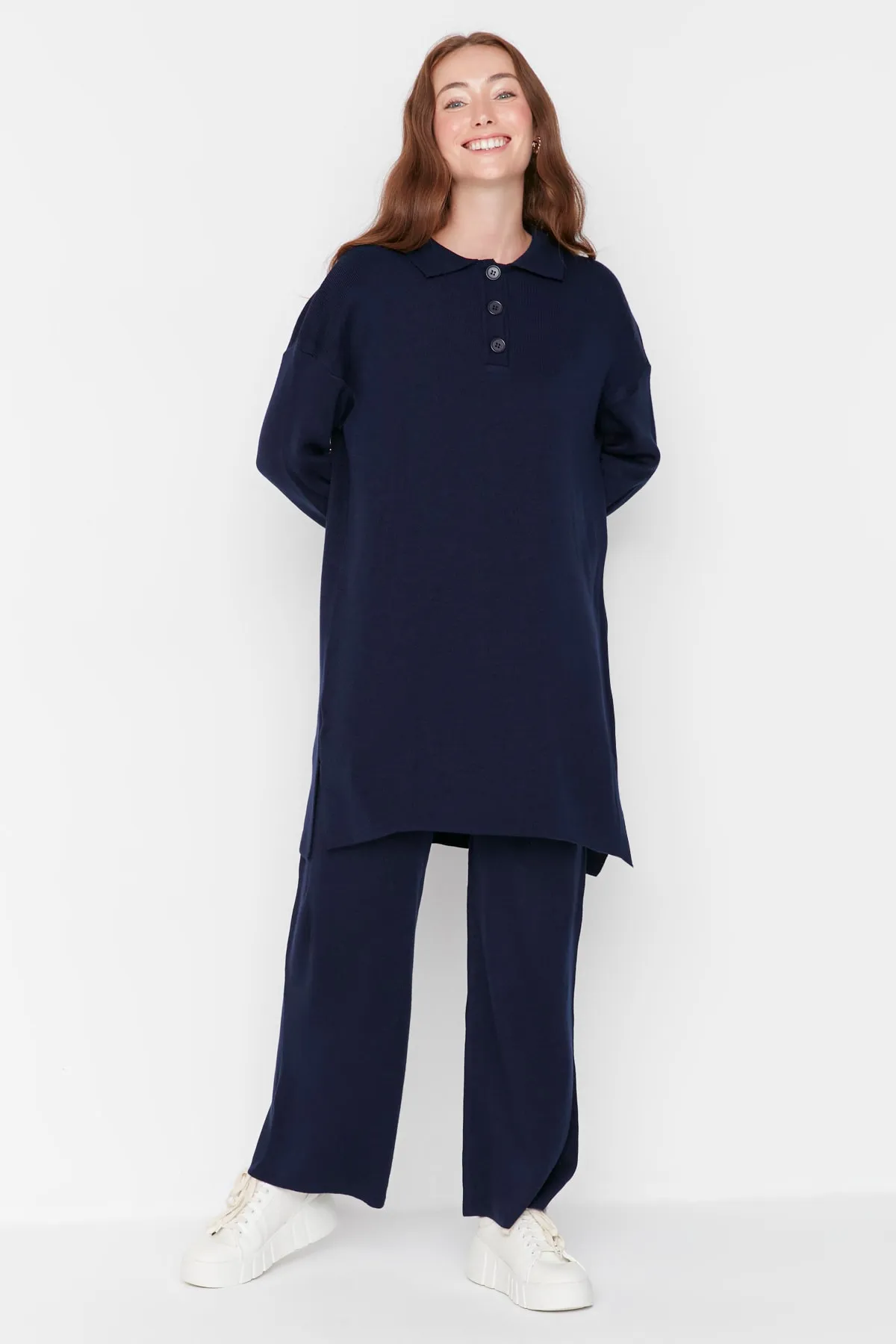 Trendyol Modest  Marineblaues Strickset mit Tunika und Hose mit Polokragen TCTAW22US0076