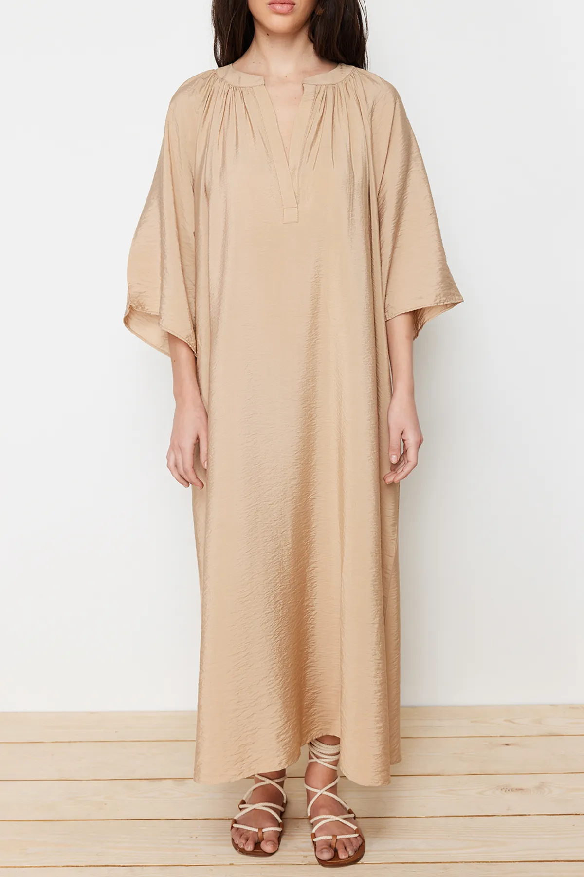 Trendyol Modest  Kamelfarbenes Aerobin-Kimono- und Kaftan-Kleid mit V-Ausschnitt und halblangen Ärmeln TCTSS24KK00002