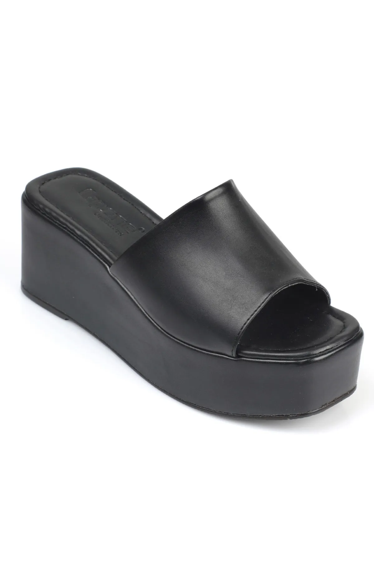 Capone Outfitters  Capone Damen-Flatform-Hausschuhe mit metallischem Keilabsatz und einem Riemen in Schwarz