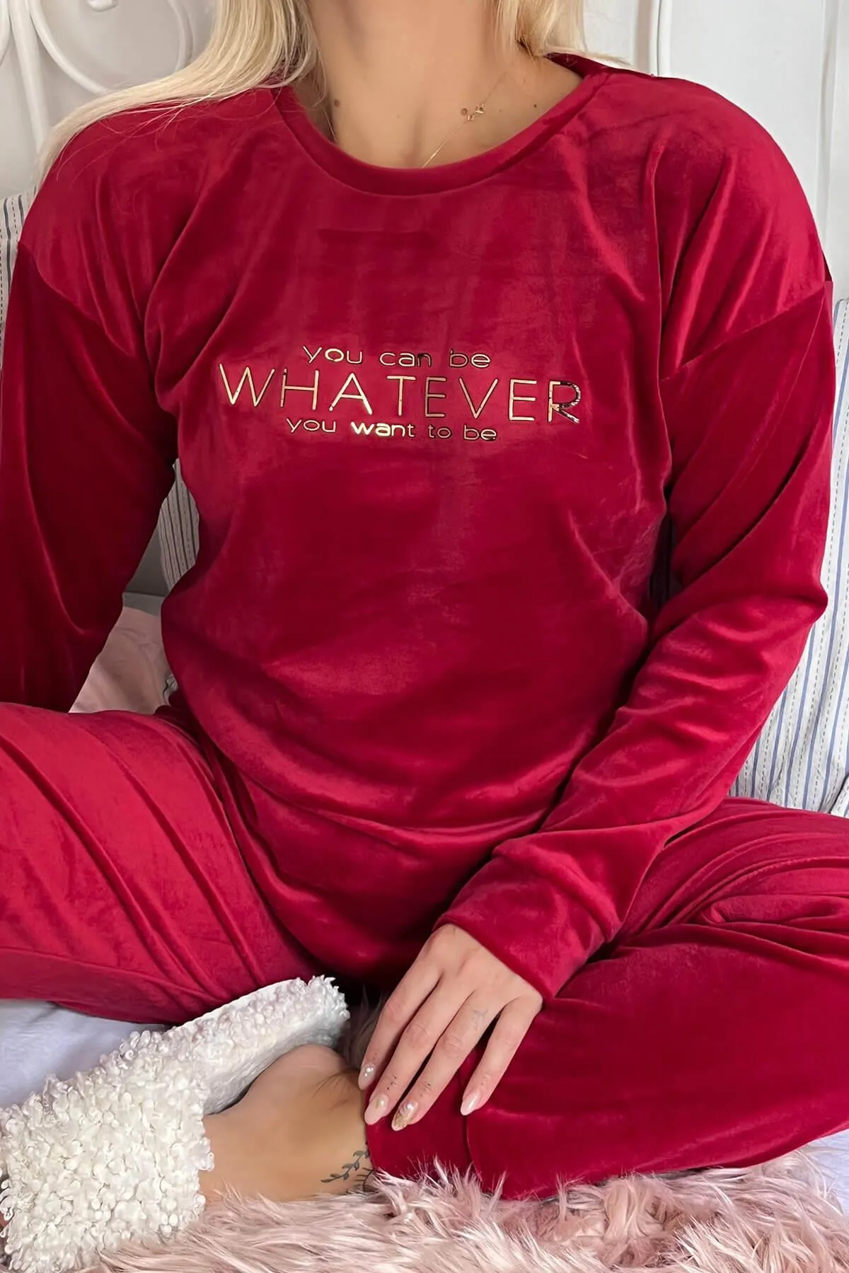 Pijamaevi  Exklusives Damen-Pyjama-Set aus Samt mit „Whatever Pattern“-Muster in Rot