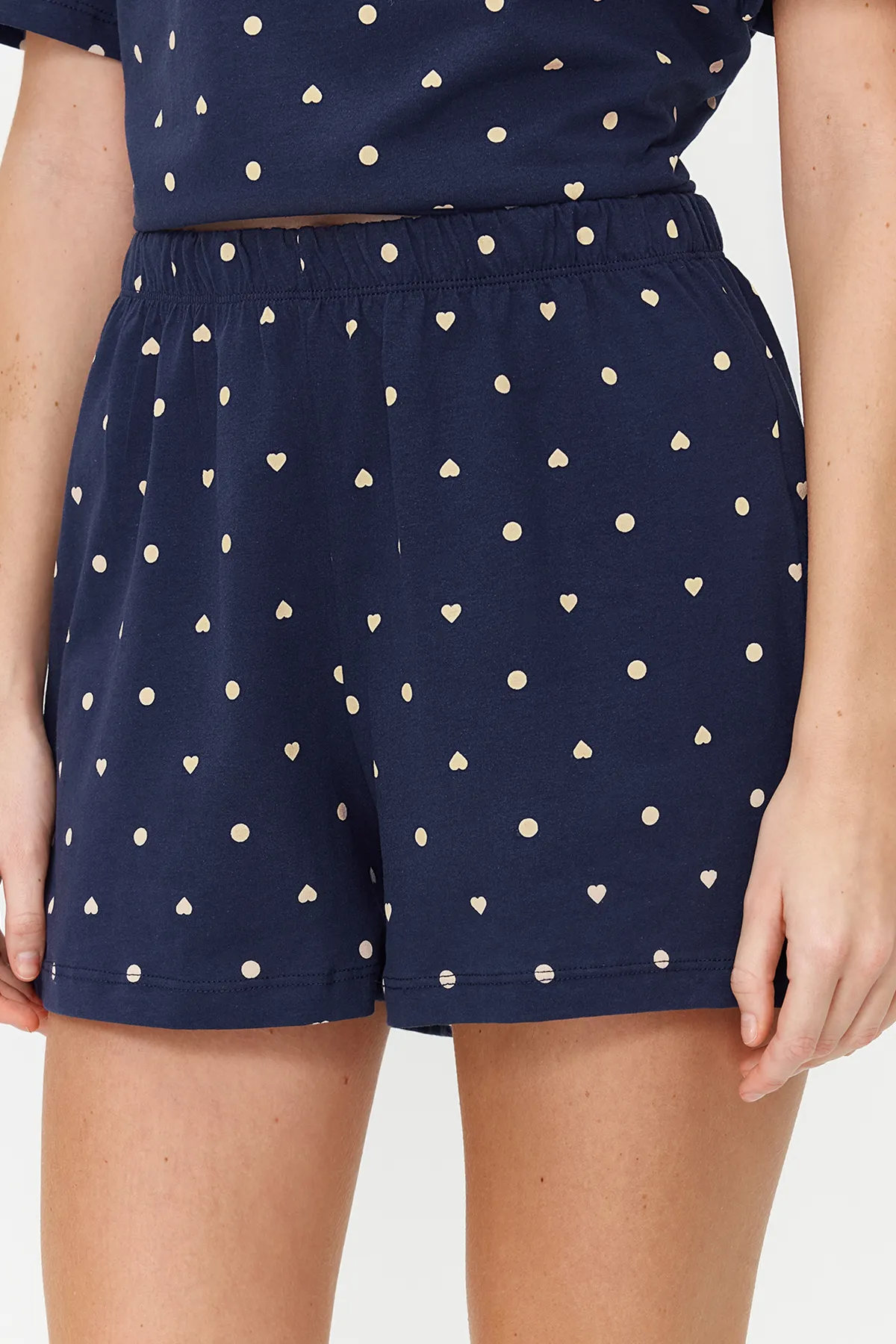 Trendyol Collection  Marineblaues Pyjama-Set aus T-Shirt und Shorts mit Herzmuster, 100 % Baumwolle THMSS21PT1485