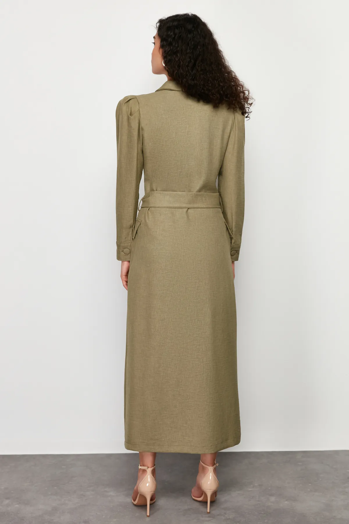 Trendyol Modest  Khakifarbenes, gewebtes Hemdblusenkleid in Leinenoptik mit Gürtel TCTSS24EB00017