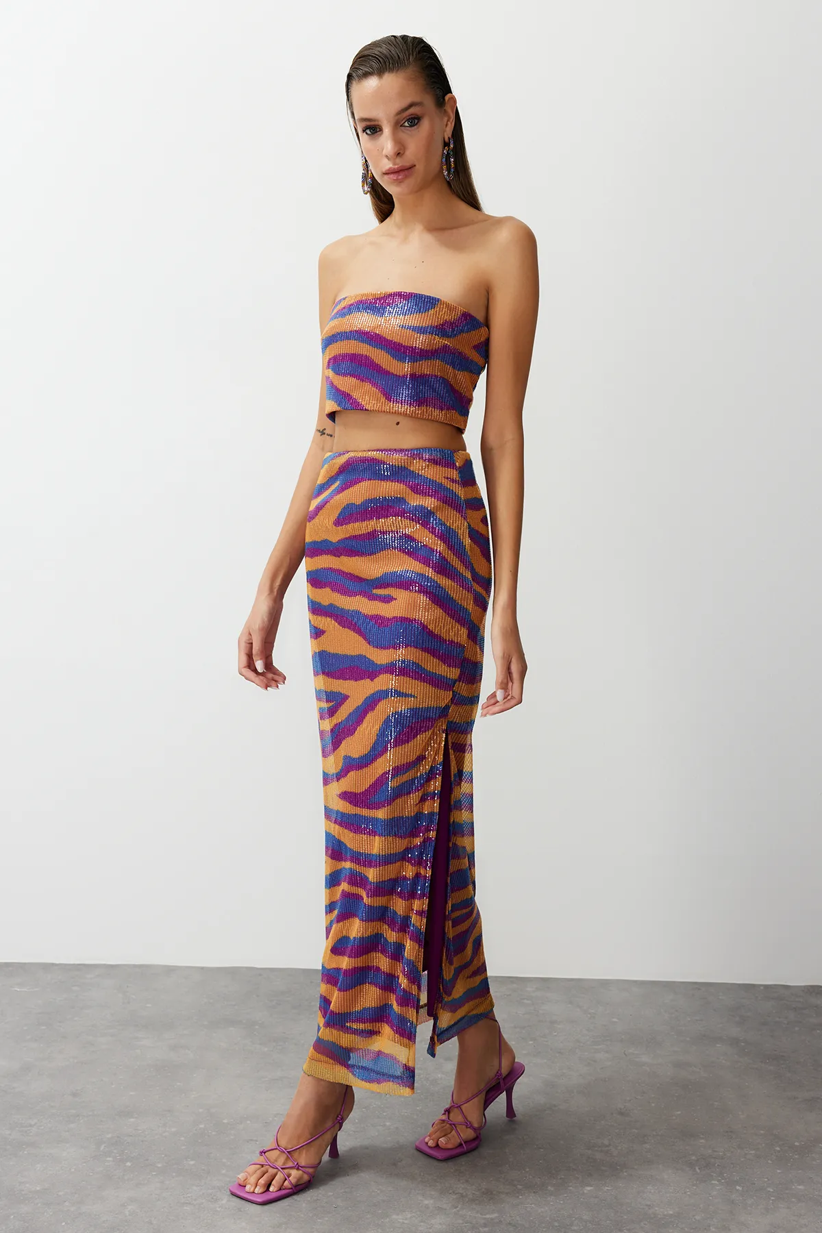 Trendyol Collection  Mehrfarbiges, gemustertes, bauchfreies, gefüttertes Bustier mit glitzernden Pailletten TPRSS24BS00009