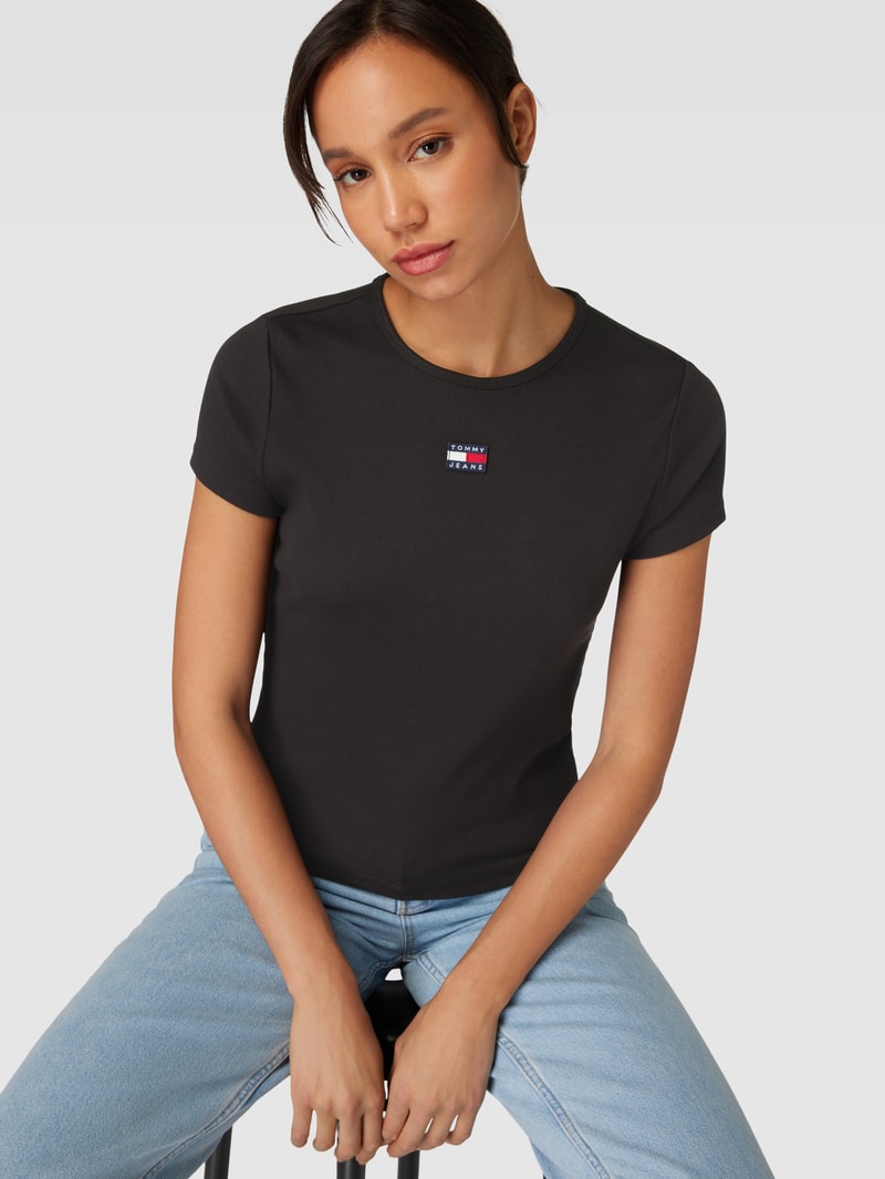 T-Shirt mit Label-Patch in schwarz