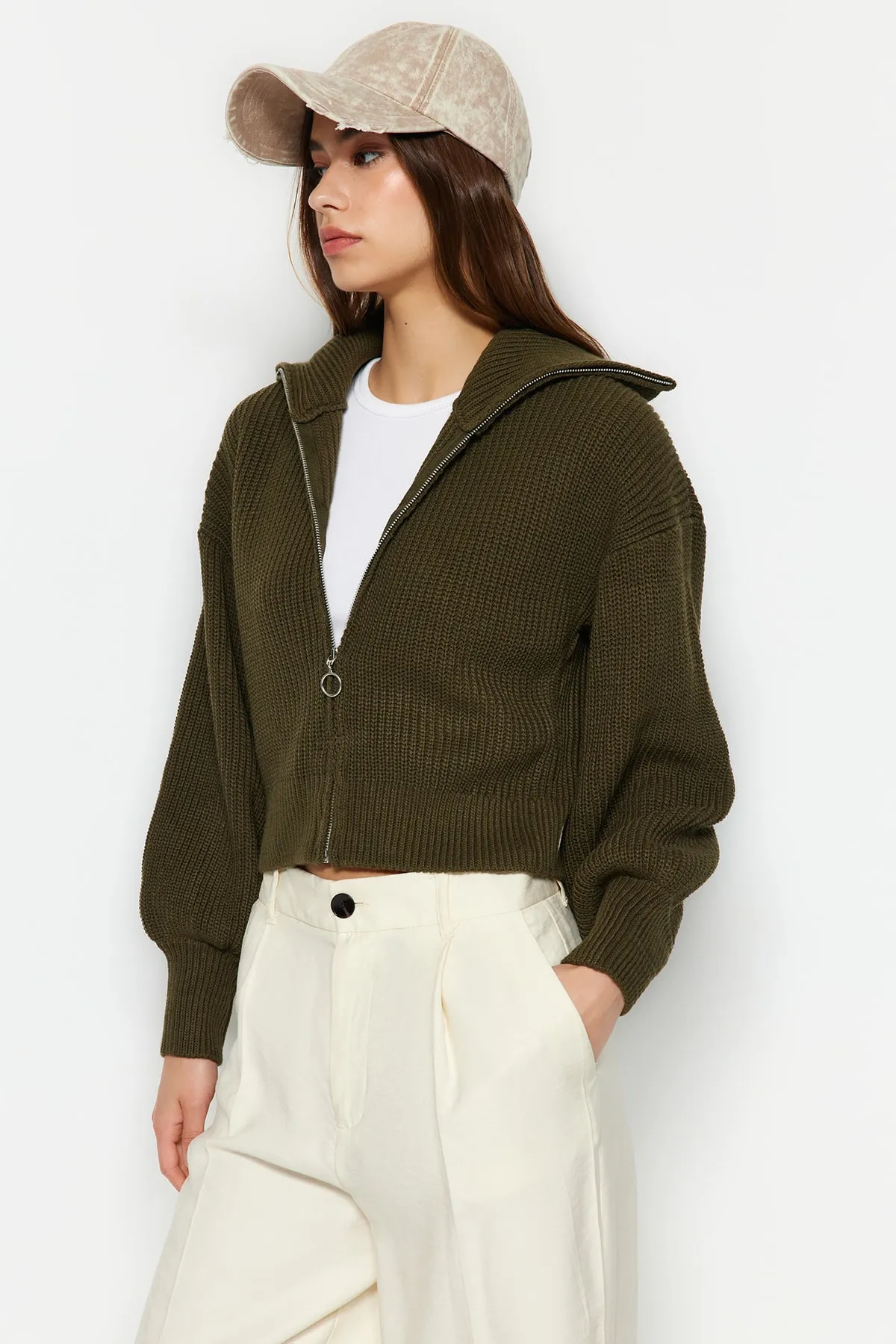 Trendyol Collection  Khakifarbene, kurze Strickjacke mit Reißverschluss TWOAW23HI00373