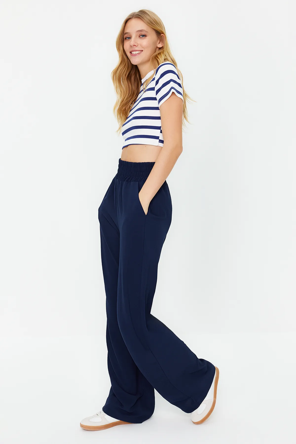 Trendyol Collection  Marineblaue, elastische Webhose mit weitem Bein / breiter Knöcheltaille TWOSS22PL00024