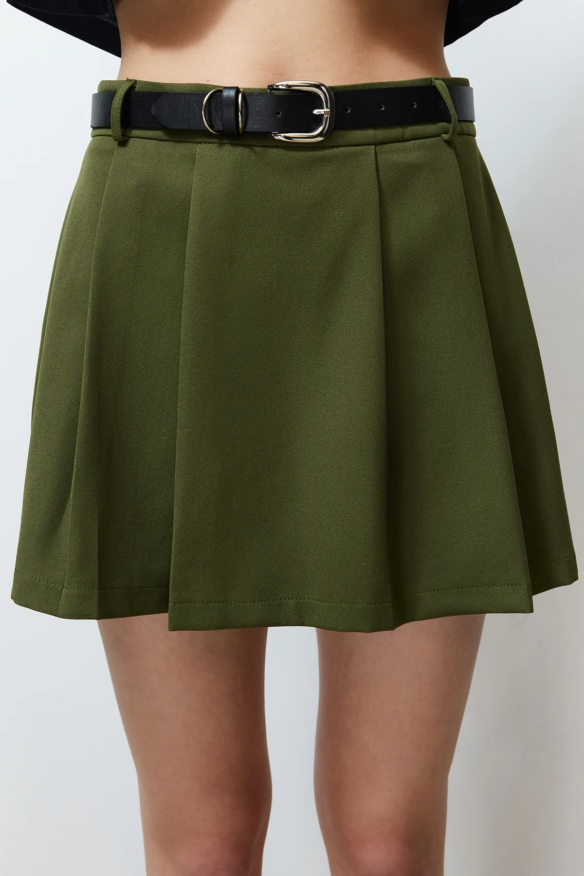 Trendyol Collection  Khakifarbene gewebte Shorts mit Gürtel TWOSS24SR00050