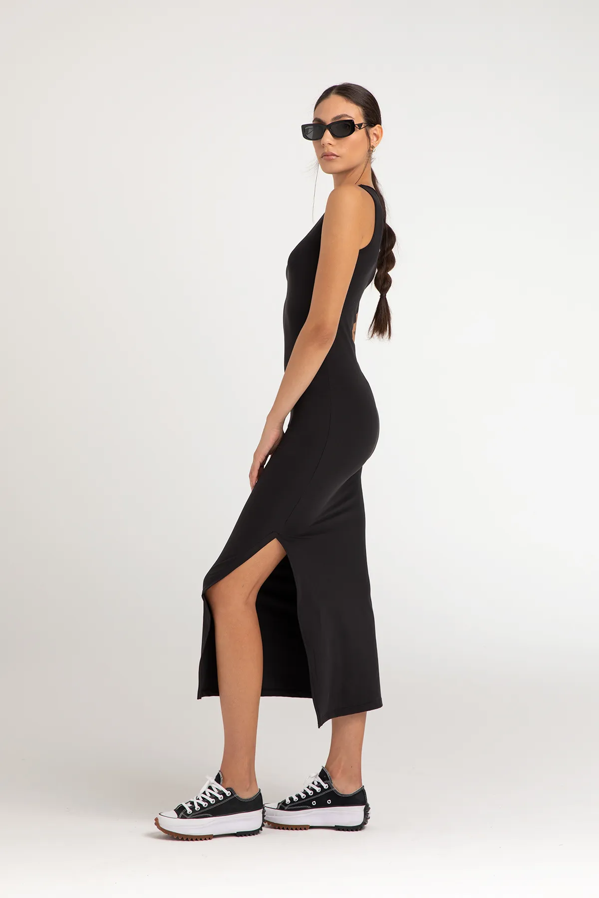 SHEISMONO  Soft-Touch-Schlitz-detailliertes ärmelloses Kleid in Schwarz