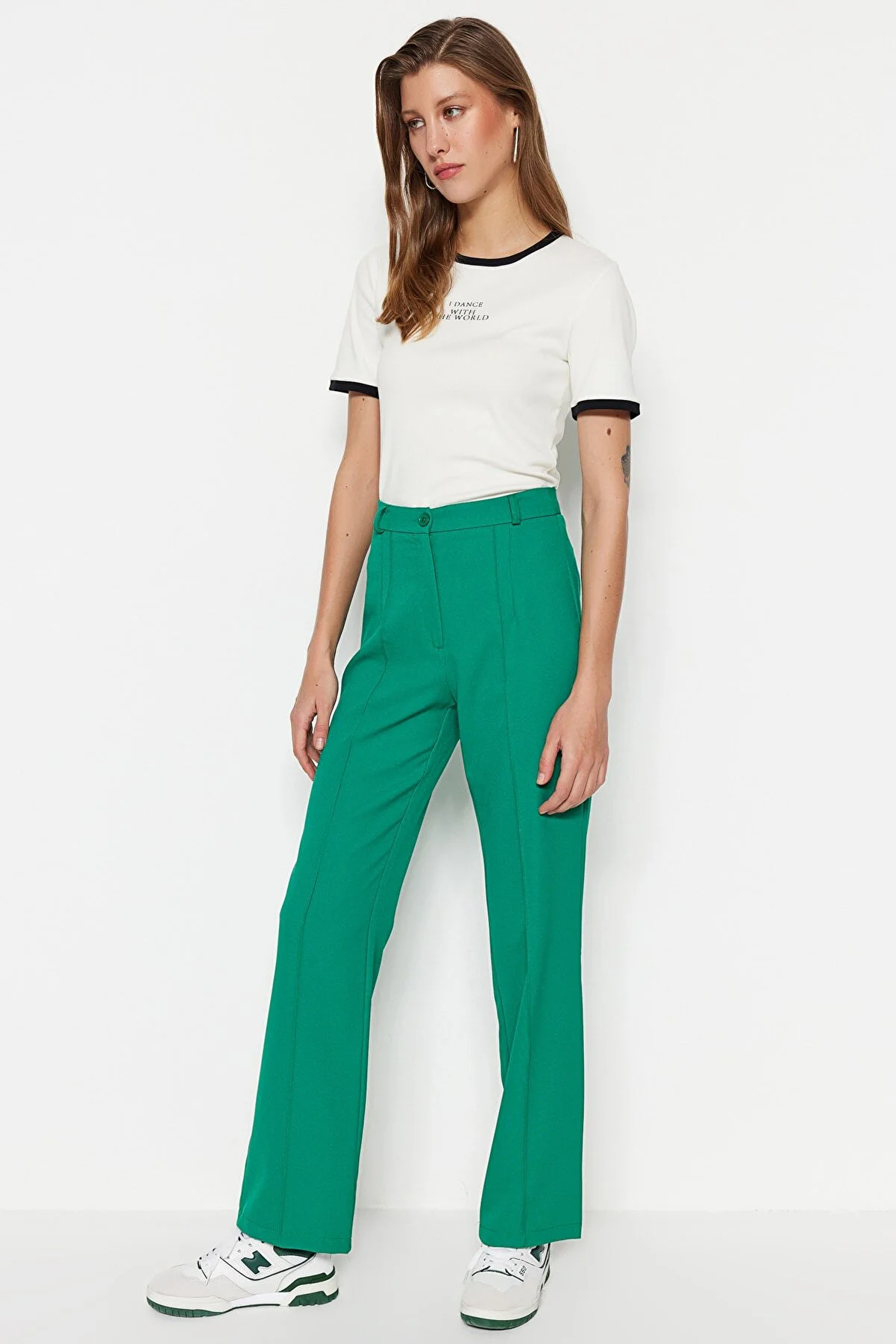 Trendyol Collection  Smaragdgrüne, gerade geschnittene, gerippte, genähte Webhose mit hoher Taille TWOSS21PL0093