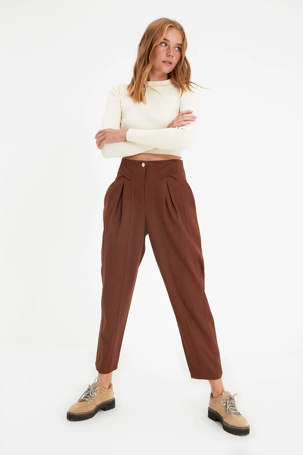 Trendyol Collection  Braune, gewebte Hose mit Karottenmuster und detaillierten Streifen aus Baumwolle TWOAW22PL0342