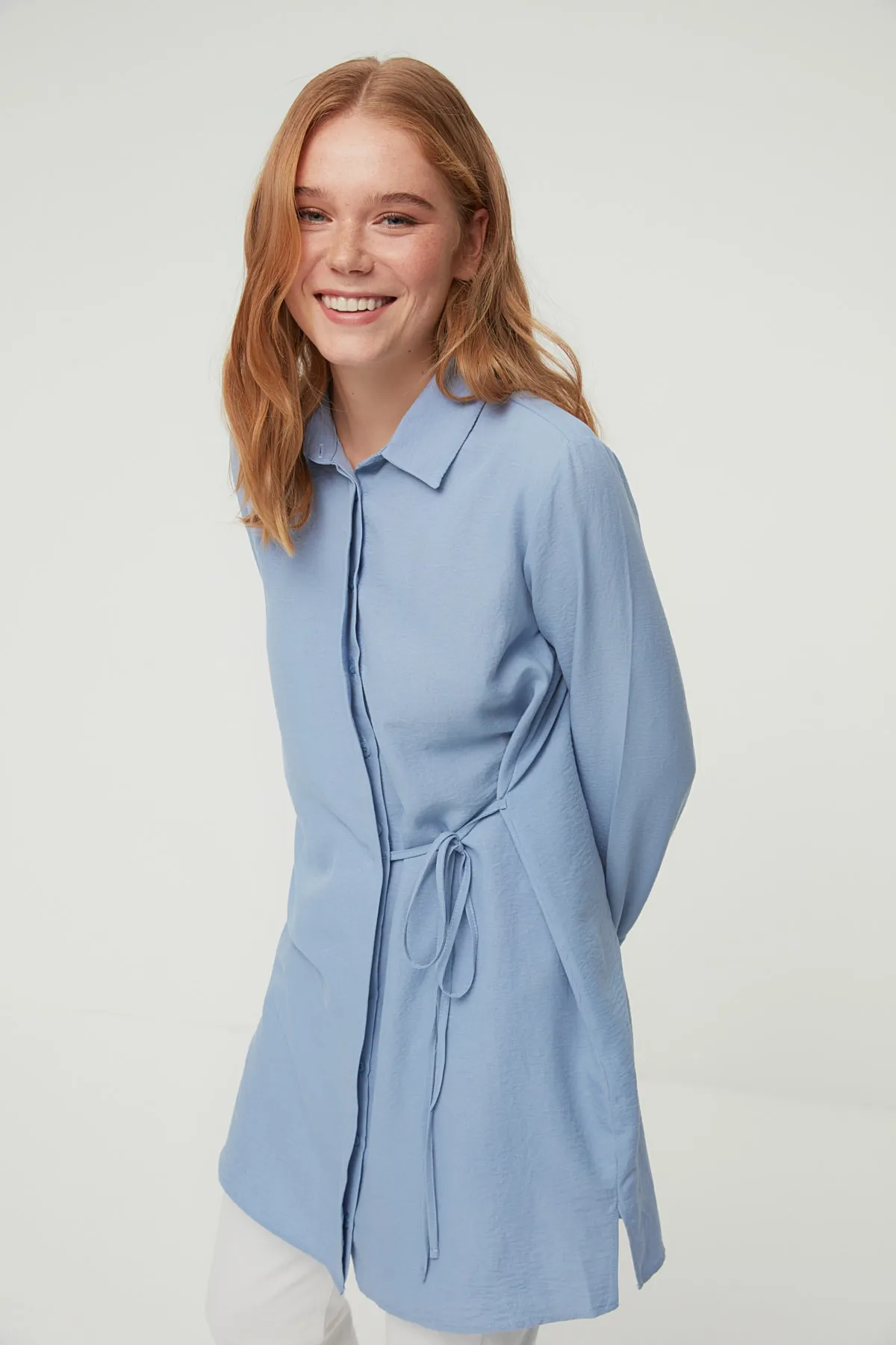Trendyol Modest  Blaues gewebtes Aerobin-Hemd mit Taillenschnürung TCTSS22GO0105