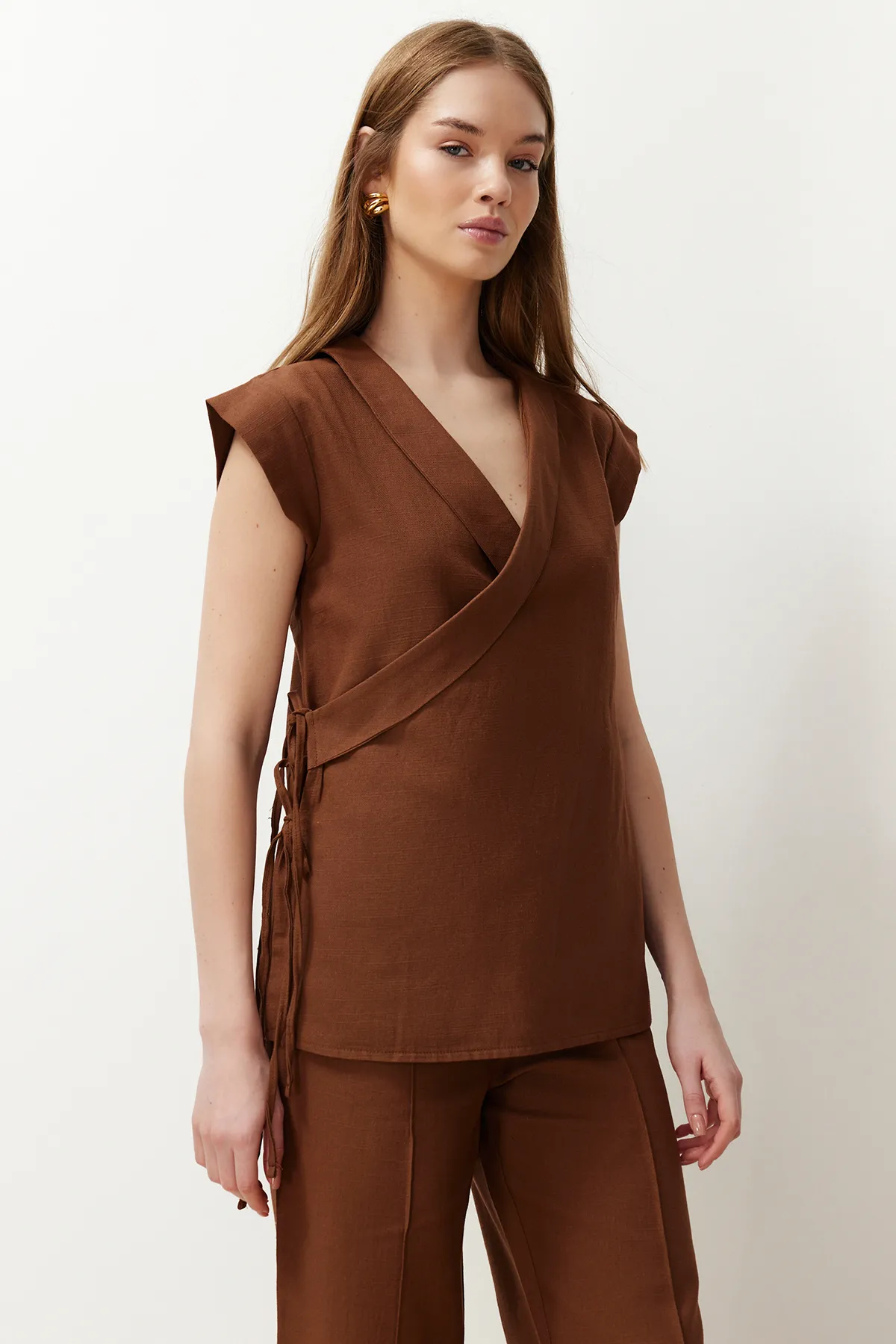 Trendyol Collection  Braunes, zweireihiges Krawatten-Set mit gewebtem Oberteil und Unterteil TWOSS24AU00039