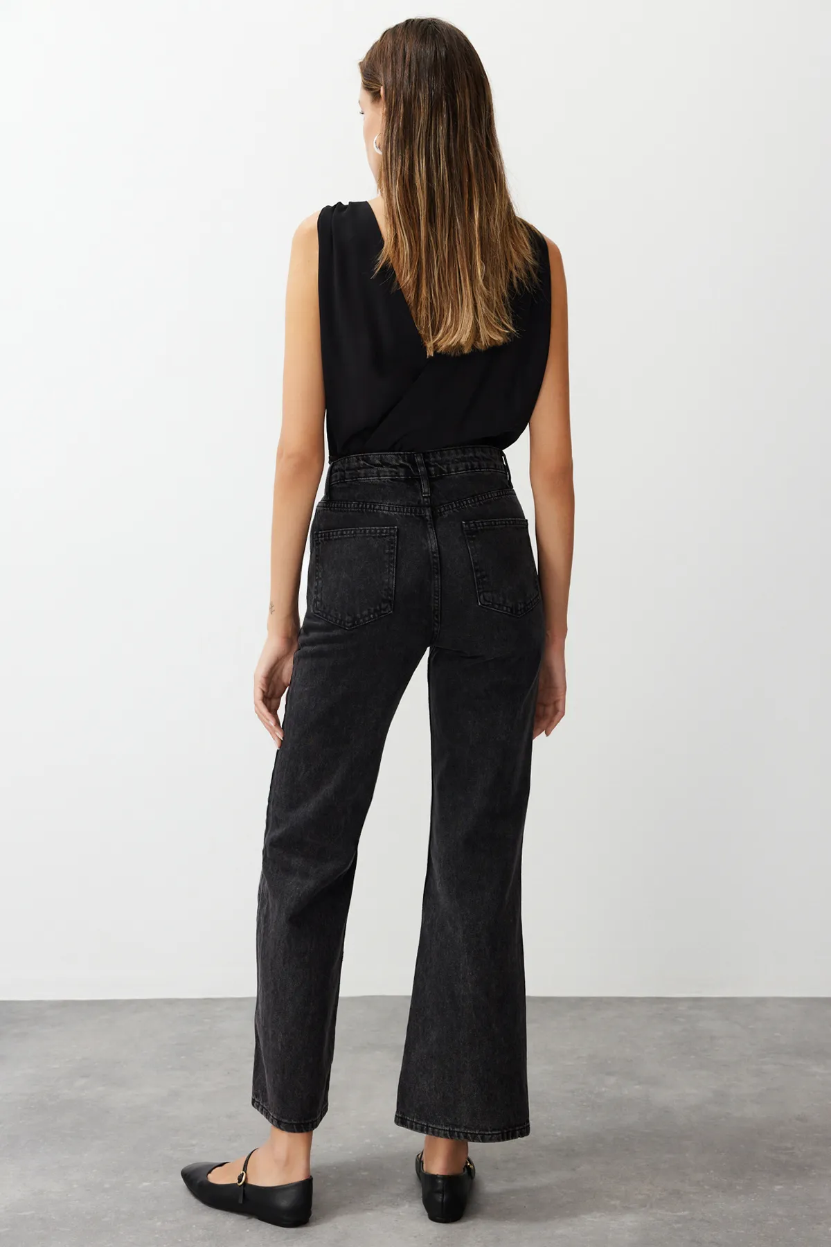 Trendyol Collection  Schwarze Jeans mit hoher Taille und weitem Bein TWOAW24JE00157