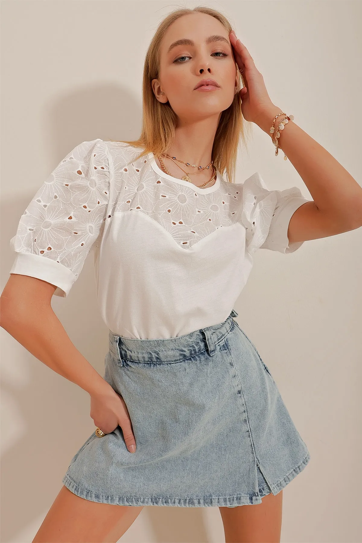 Trend Alaçatı Stili  Weiße Damenbluse mit Rundhalsausschnitt und Muscheldetails, ALC-X10372