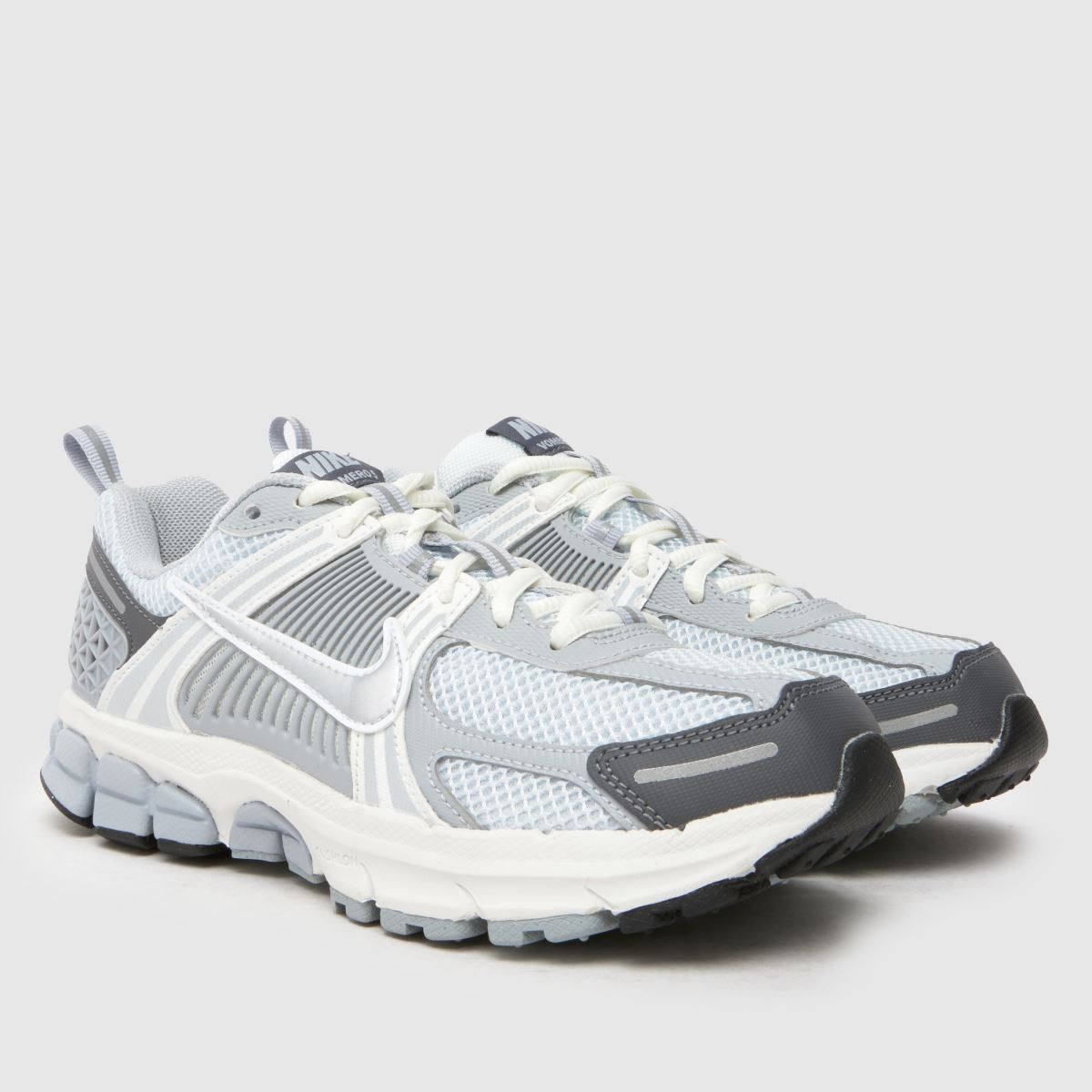 Nike silverfärgade Vomero 5 ungdomsskor