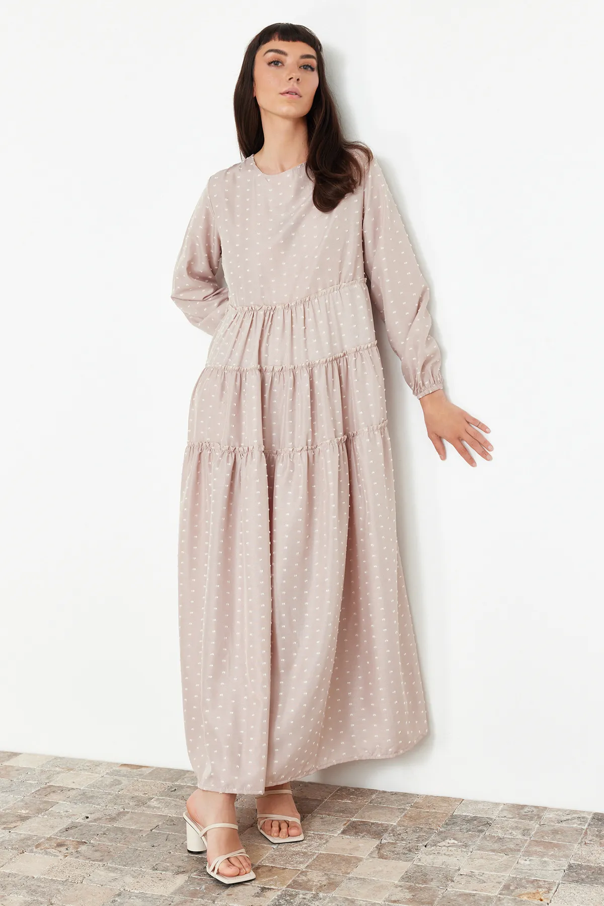 Trendyol Modest  Beiges, bequemes, gewebtes Kleid mit Tupfenmuster TCTSS24EB00243