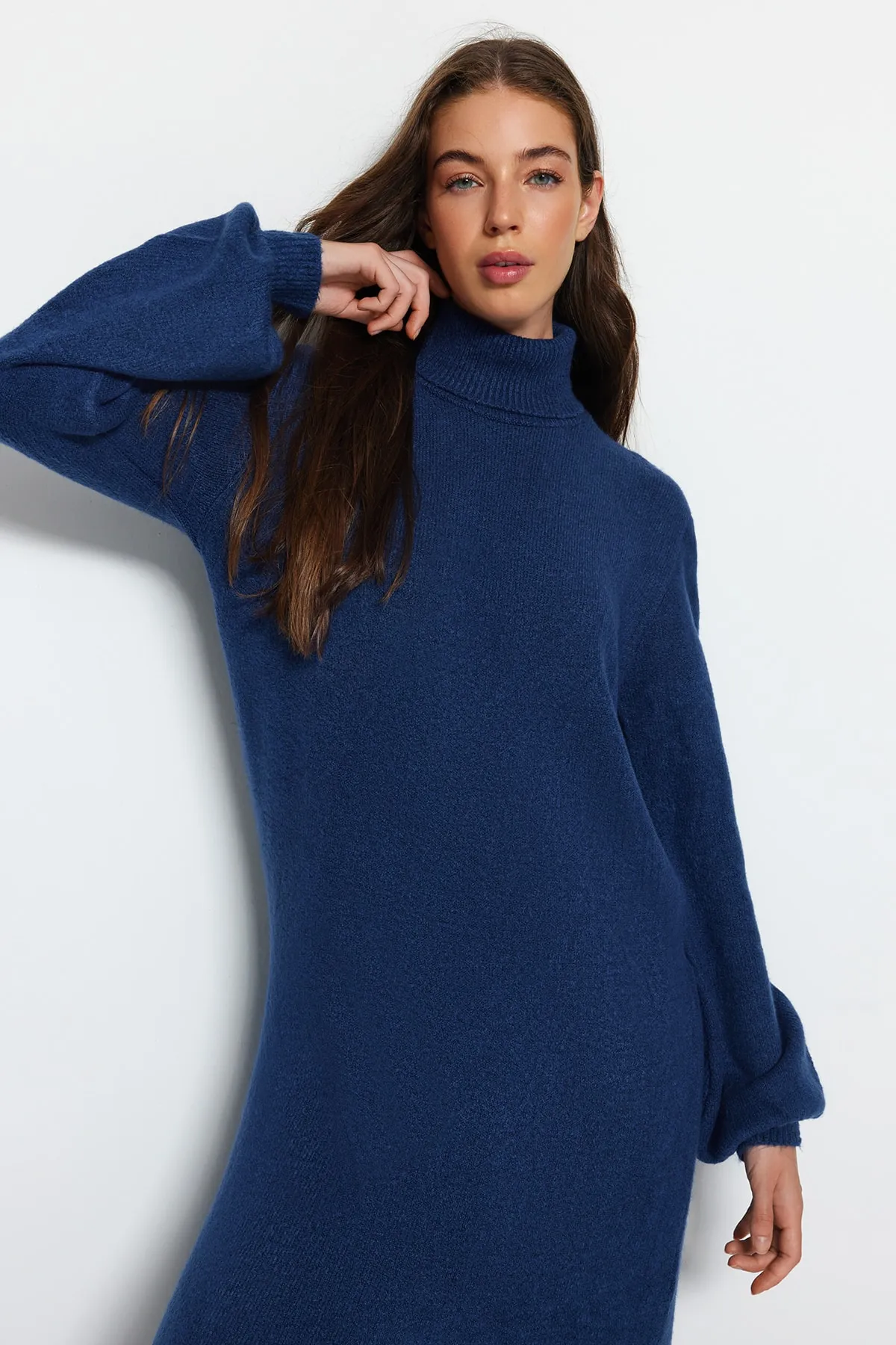 Trendyol Collection  Indigofarbenes Midi-Strickkleid mit weicher Struktur TWOAW24EL00033