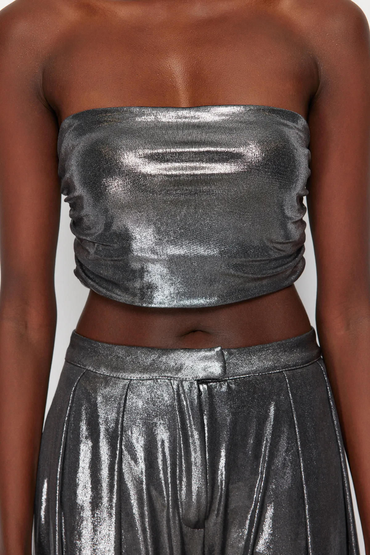 Trendyol Collection  Anthrazitfarbenes Crop-Bustier im Metallic-Look TPRSS24BS00012