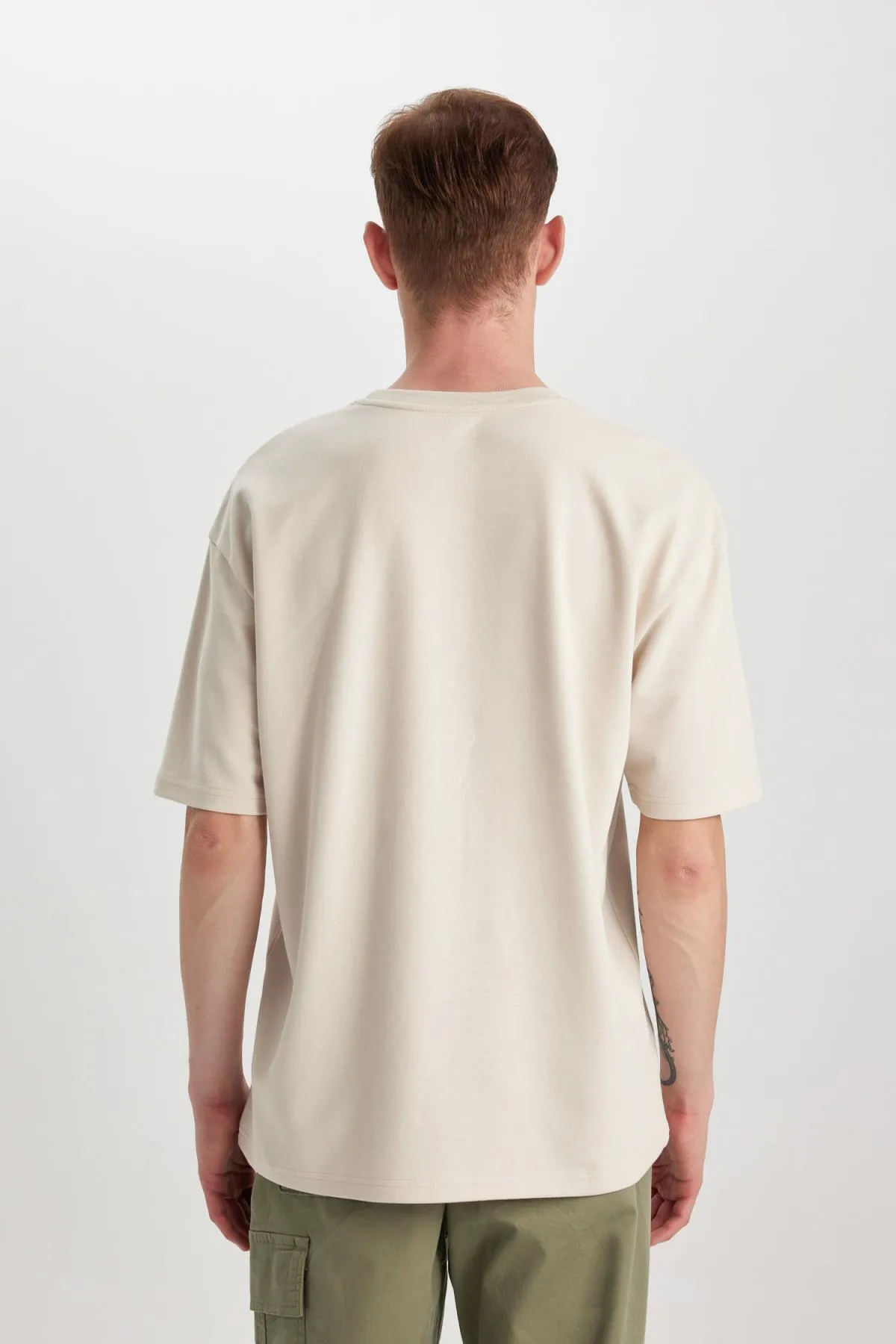 DeFacto  Kurzarm-Basic-T-Shirt aus schwerem Stoff mit Rundhalsausschnitt in Oversize-Passform X3926az24sp