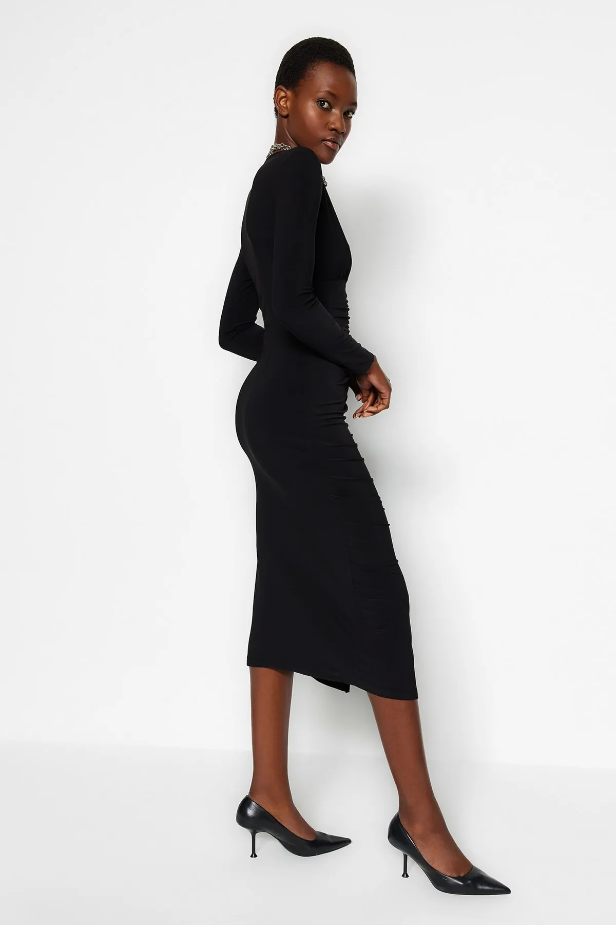 Trendyol Collection  Schwarzes drapiertes V-Ausschnitt tailliertes/tailliertes flexibles Midi-Strick-Bleistiftkleid TWOAW24EL00197