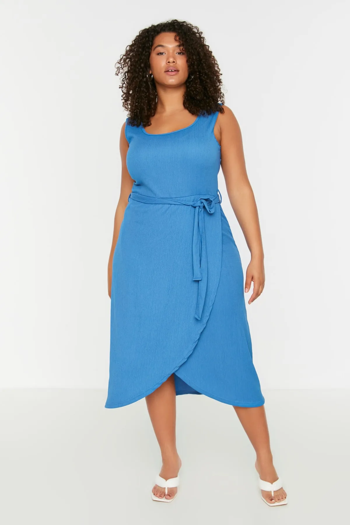 Trendyol Curve  Blaues zweireihiges Strickkleid mit Gürtel TBBSS22AH0144