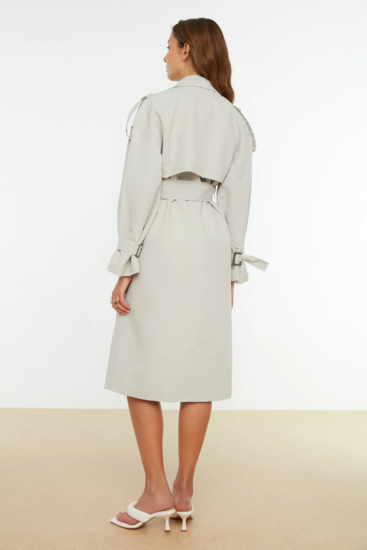 Trendyol Collection  Beiger, weit geschnittener, langer, wasserabweisender Trenchcoat mit Gürtel TWOSS21TR0005