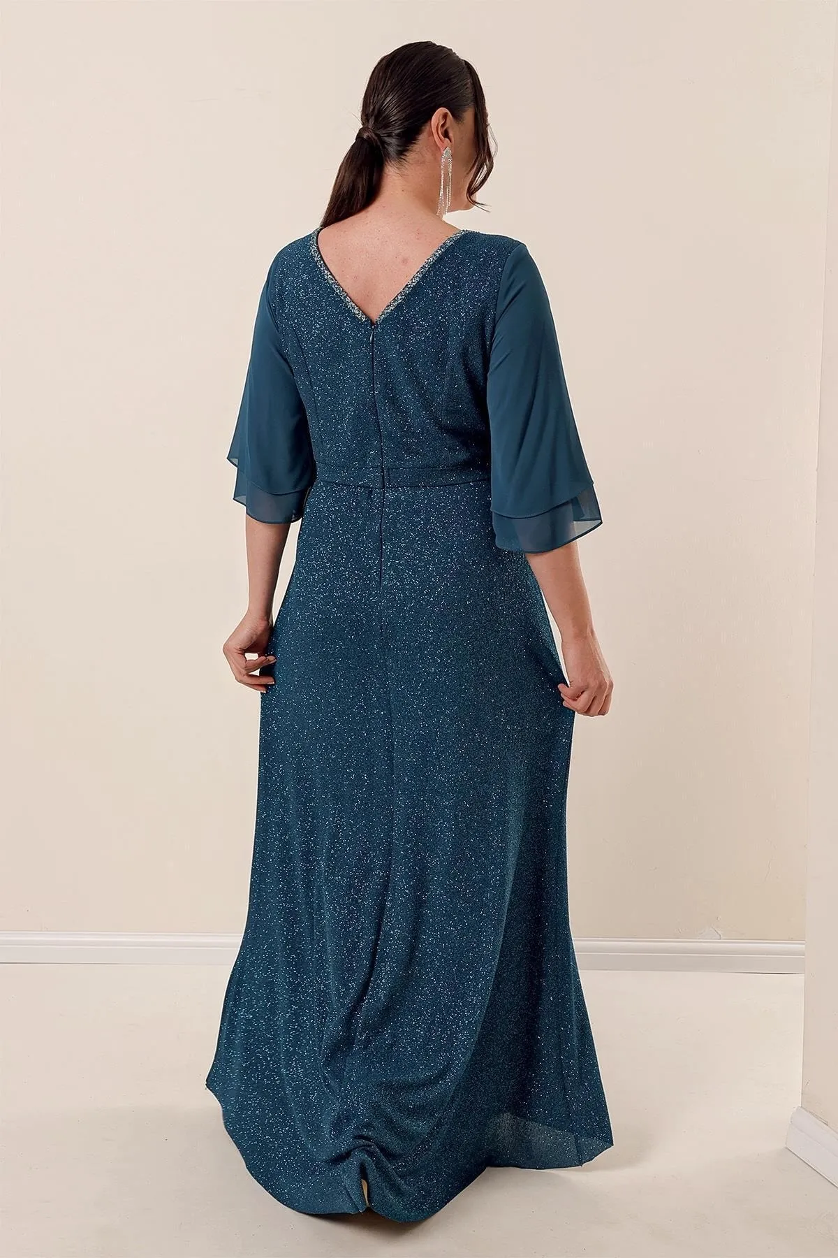 By Saygı  Silbernes langes Kleid mit V-Ausschnitt vorne und hinten, Chiffonärmeln, gefütterter Schnalle und Übergröße
