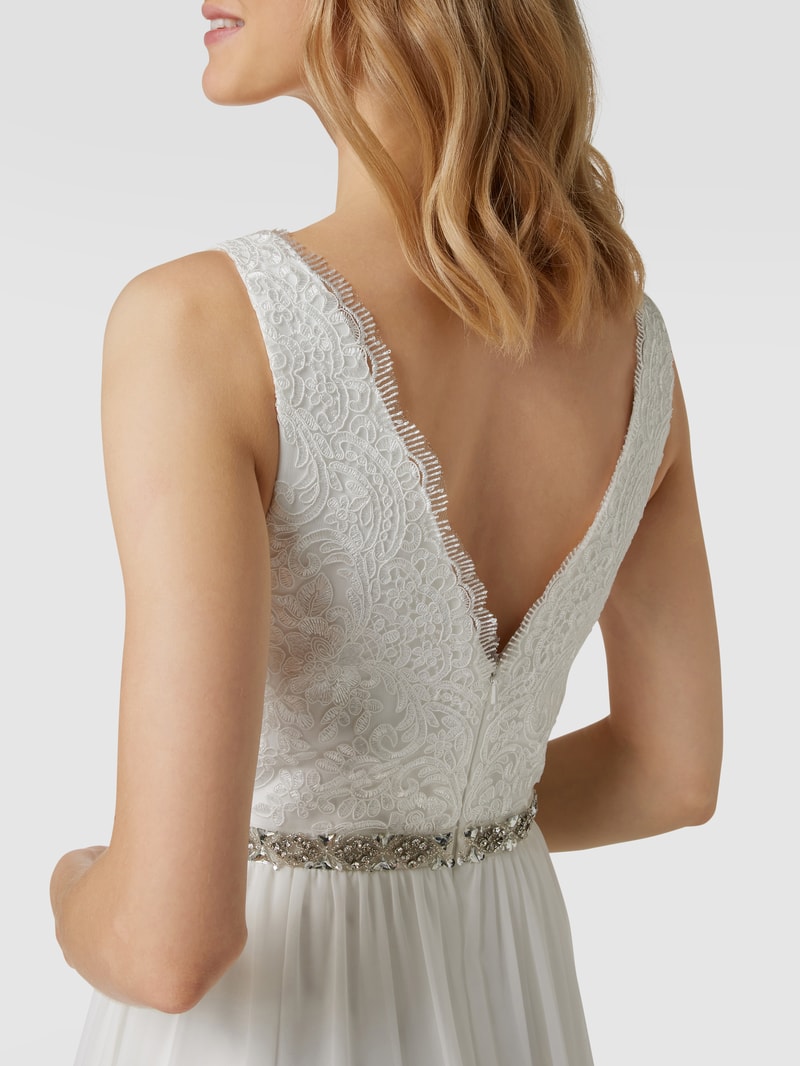 Brautkleid mit Ziersteinen und floraler Spitze in ecru