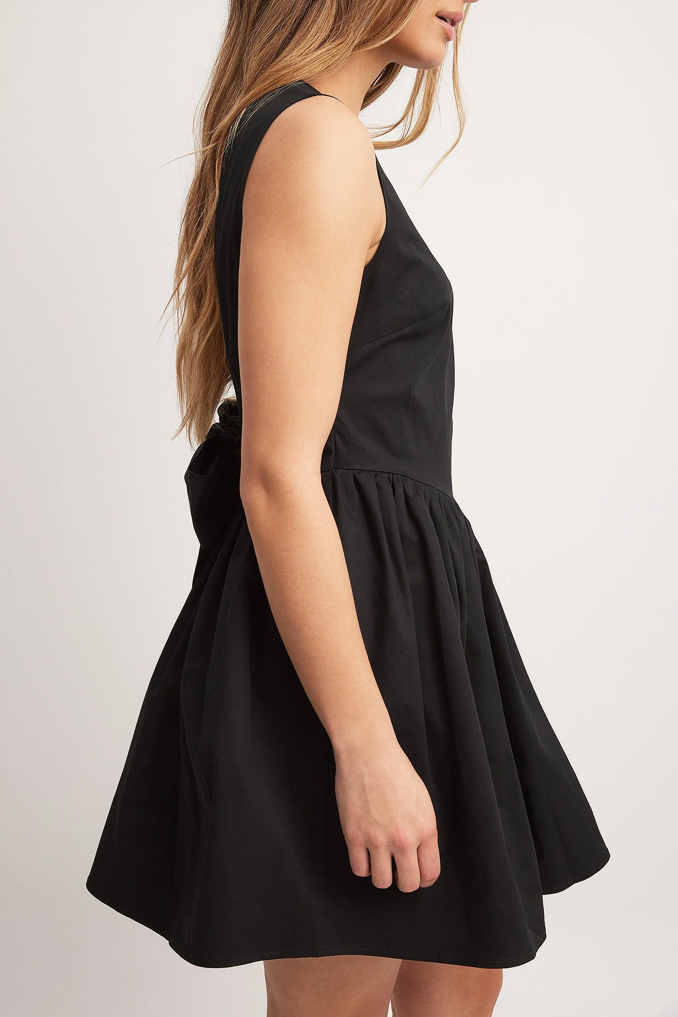 Minikleid mit tiefem Rückenausschnitt und Schleife