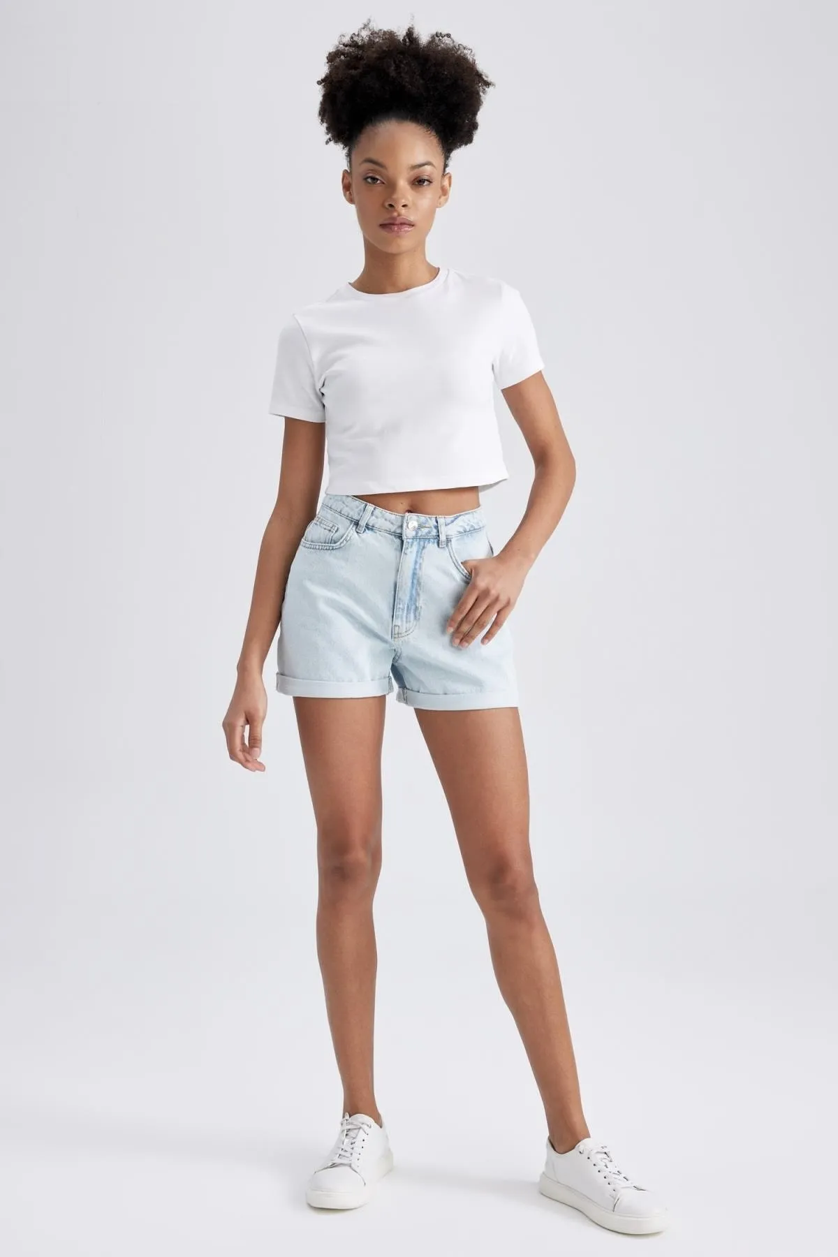 DeFacto  Mom Fit Jeans mit hoher Taille und umgeschlagenem Bein, 100 % Baumwolle, Shorts A2624ax23sm