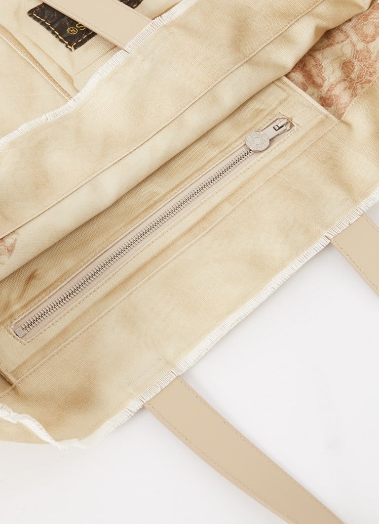 Acne Studios iepirkumu soma ar apdruku un teļādas detaļām
