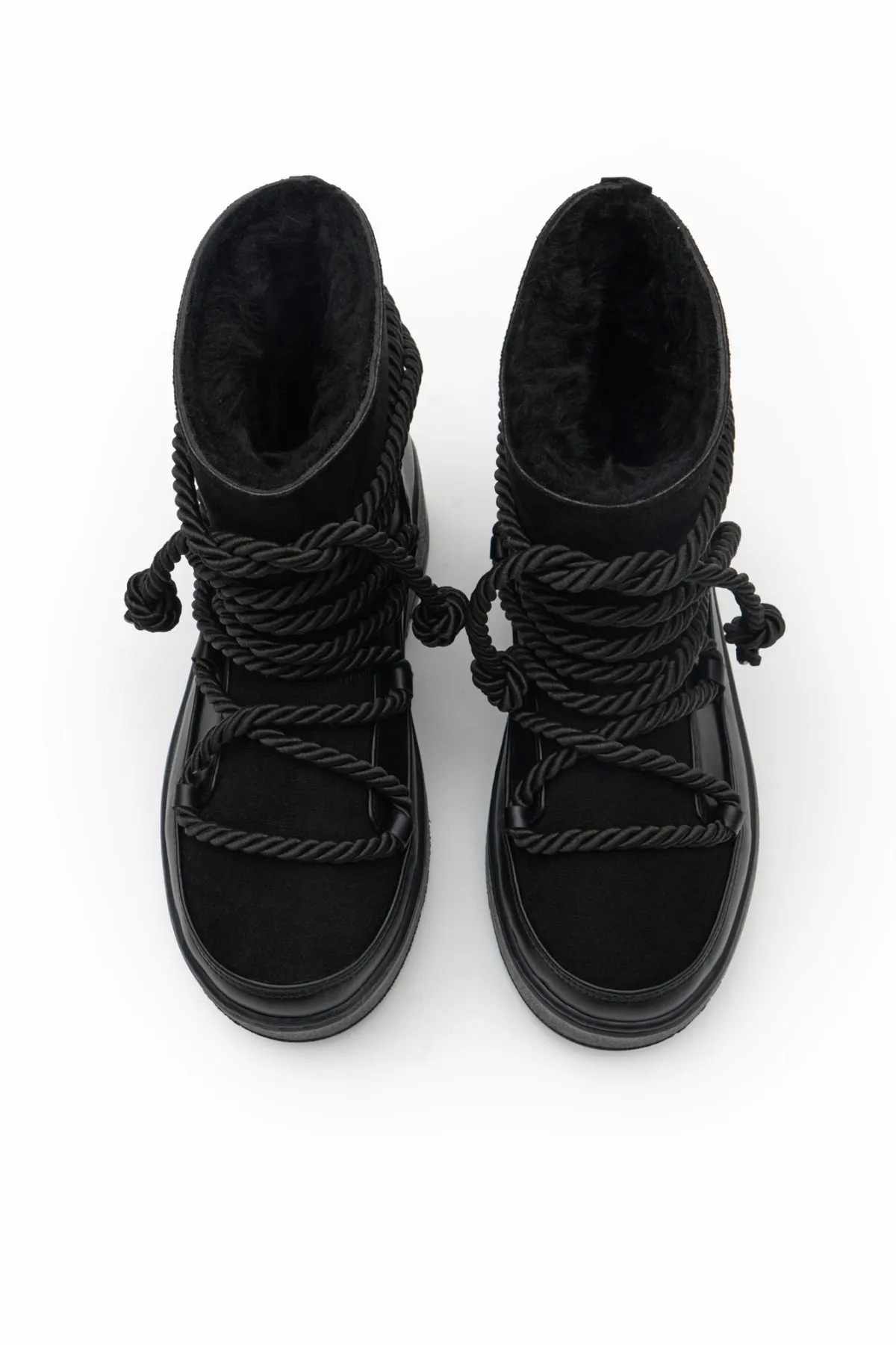 NİŞANTAŞI SHOES  Wollige Damenstiefel aus schwarzem Wildleder mit Seildetail und Lammfell und flacher Sohle