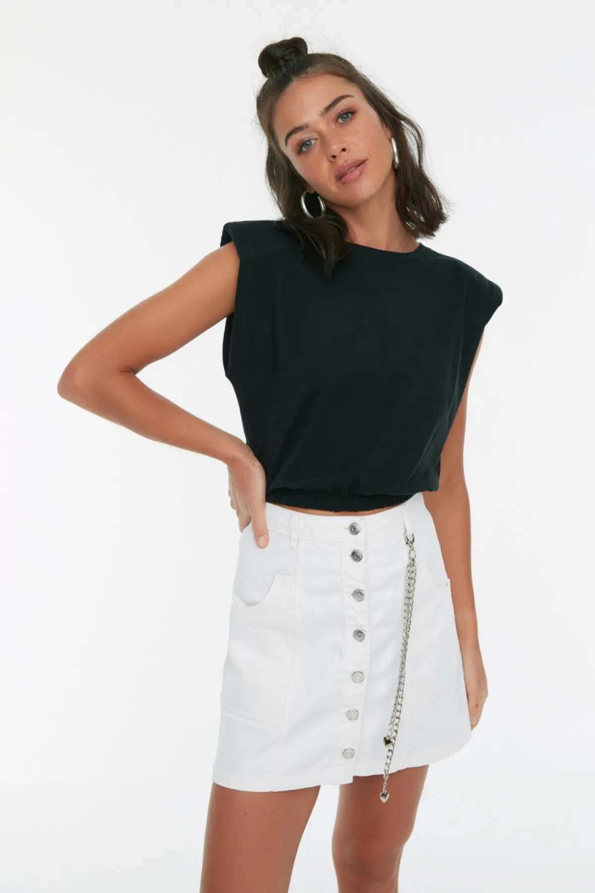 Trendyol Collection  Schwarzes, wattiertes, kurz geschnittenes Strick-T-Shirt aus 100 % Baumwolle mit Rundhalsausschnitt TWOSS21TS0379