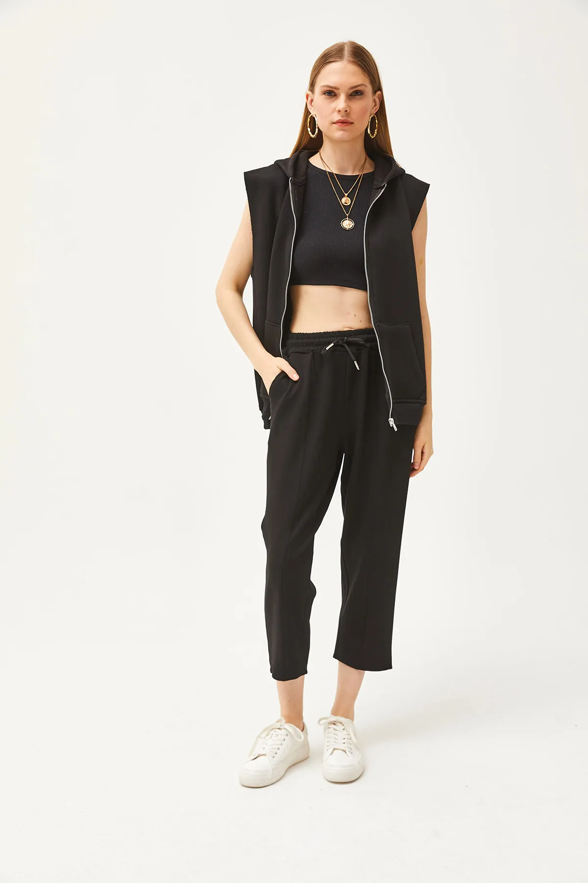 Olalook  Schwarze, weich strukturierte Modal-Jogginghose für Damen mit Taschennähten EŞF-00000069