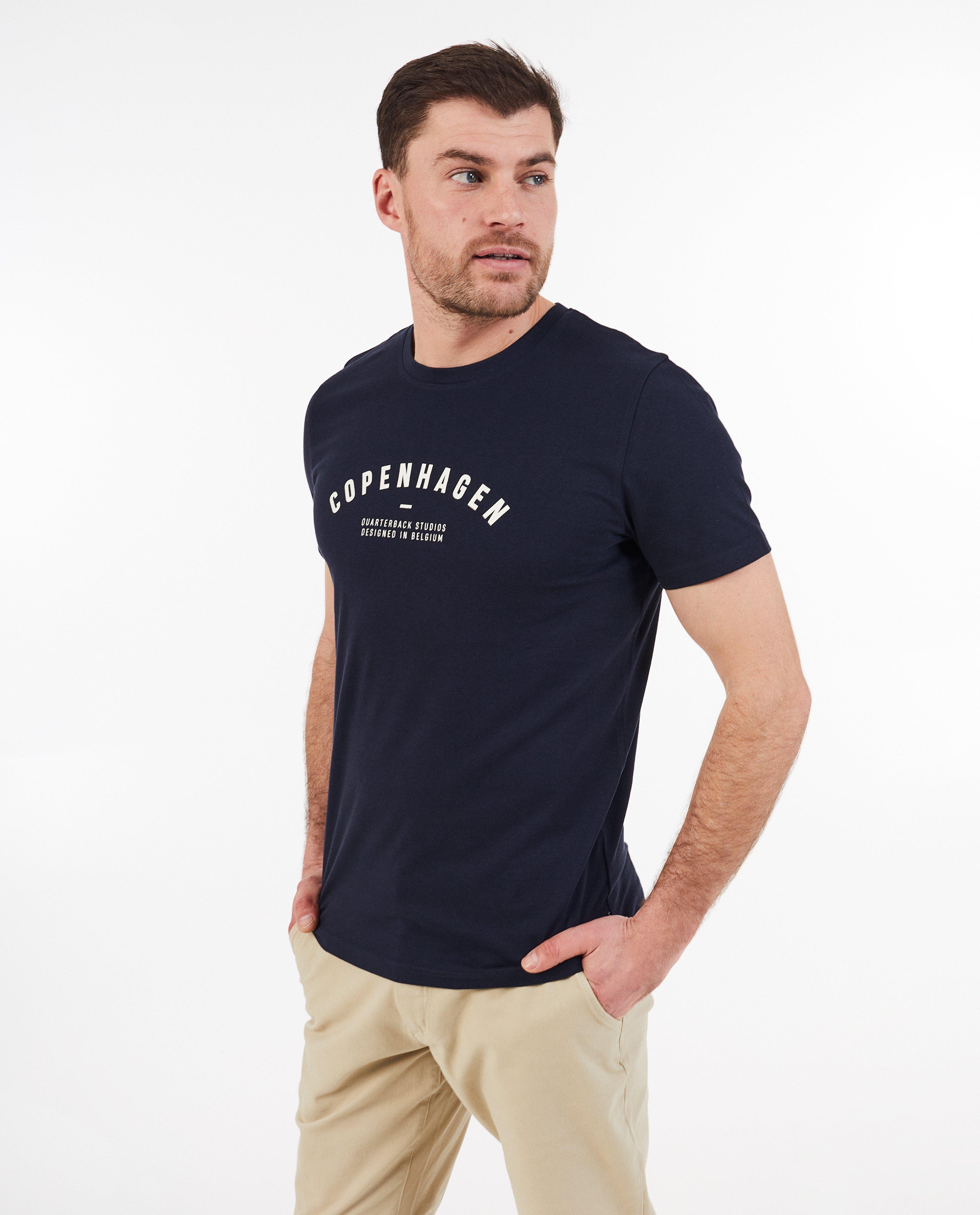 Sötétkék feliratú irányító póló
