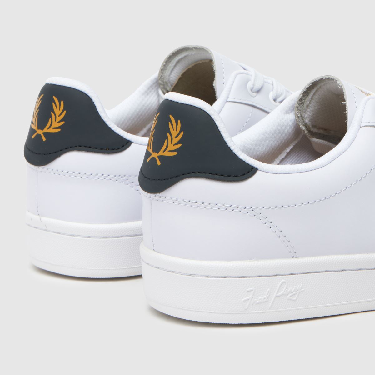 Fred Perry – B721 – Vita och marinblå sneakers