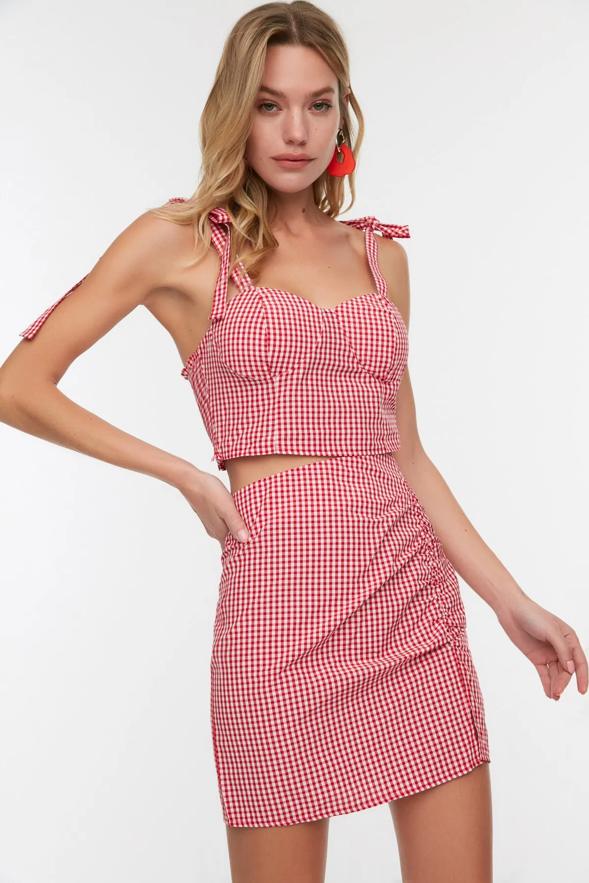 Trendyol Collection  Rotes Set aus gewebtem Oberteil und Unterteil mit karierter Krawatte und Detail TBESS21AU0091