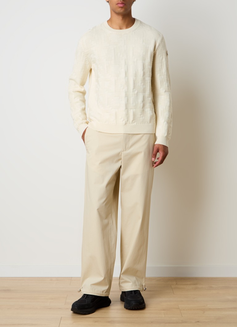 Pantaloni chino Moncler cu croi larg, cu logo brodat și buzunare laterale.