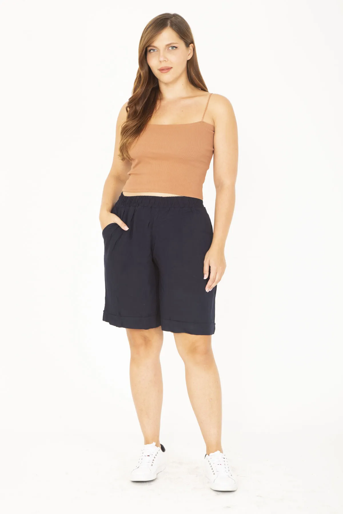 Şans  Große Damen-Shorts aus gewebtem Viskosestoff in Marineblau mit elastischem Bund 65N36801