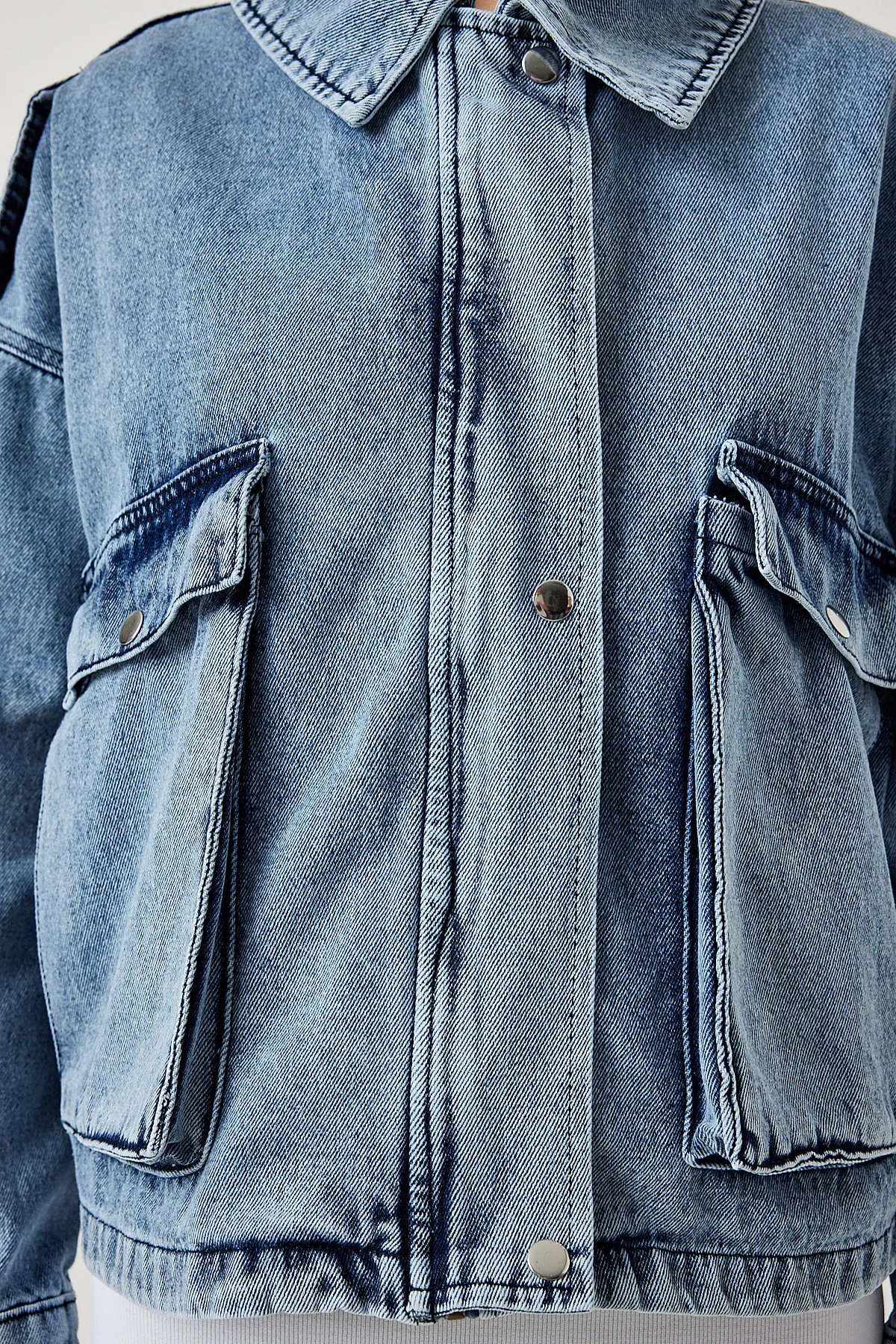 Happiness İstanbul  Hellblaue Damen-Jeansjacke mit breiten Taschen und Epauletten RV00170
