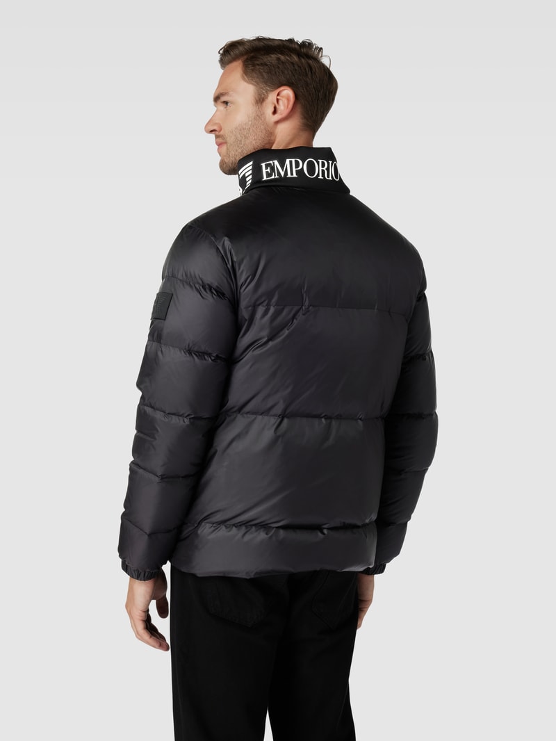 Daunenjacke mit Stehkragen in schwarz