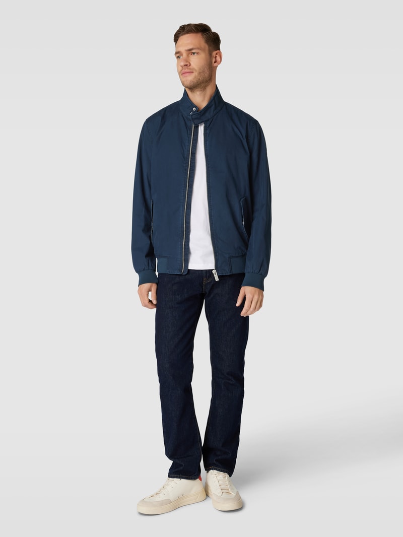 Jacke mit seitlichen Eingrifftaschen in marineblau