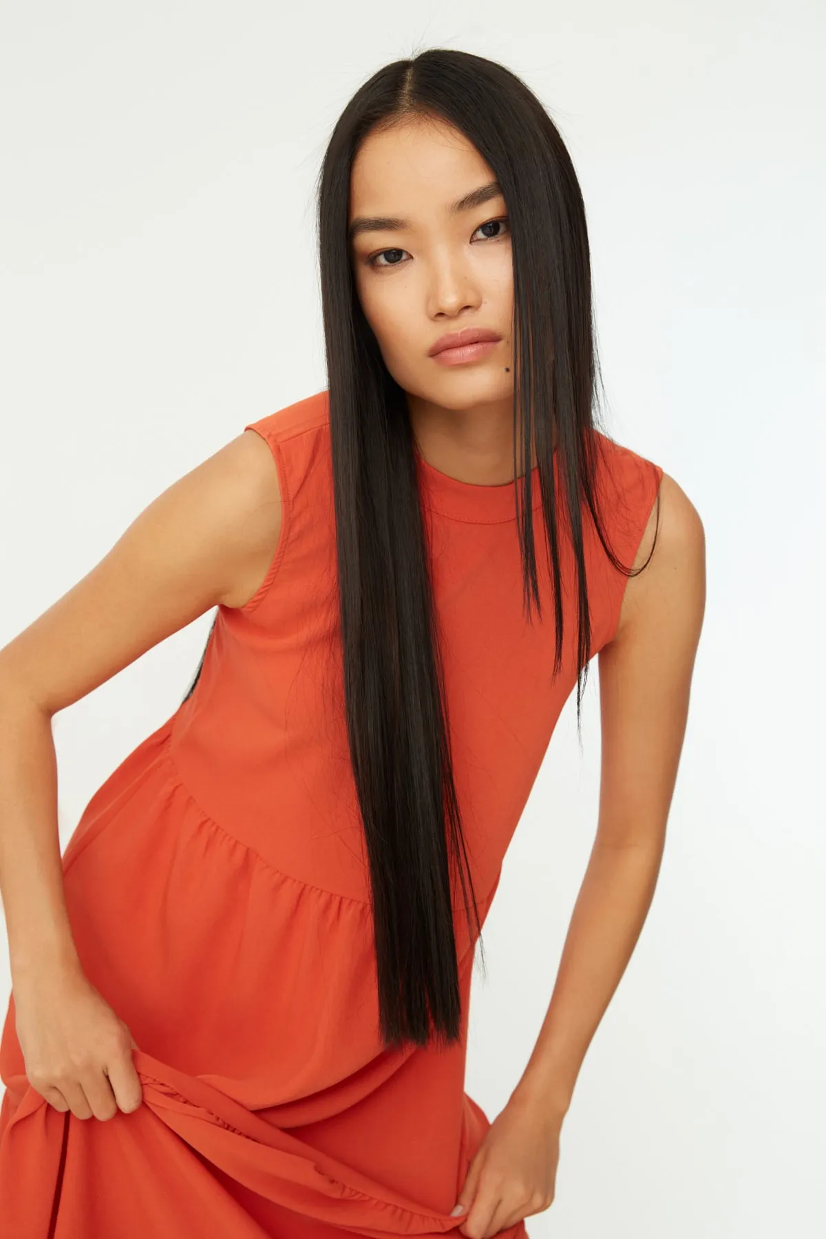 Trendyol Collection  Orangefarbenes, gerade geschnittenes Midi-Webkleid mit Stehkragen TWOSS20EL1864